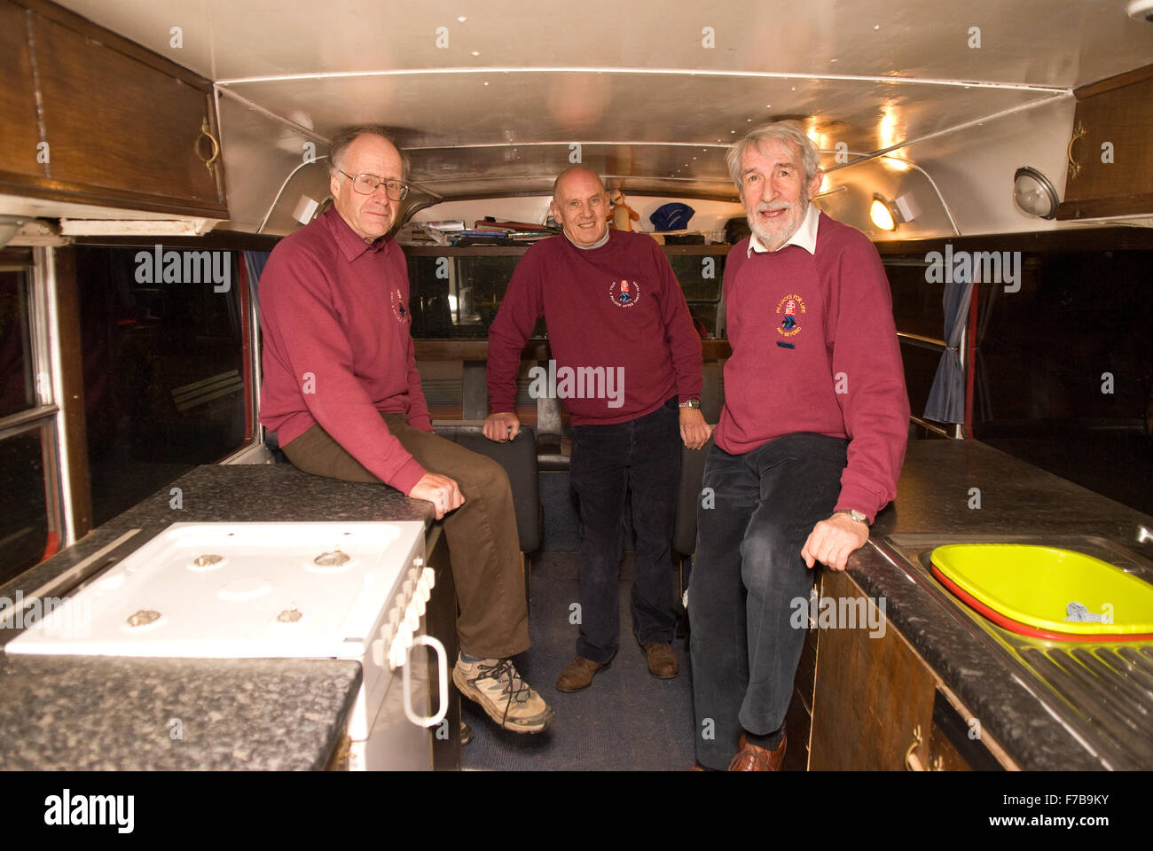 3 des 4 équipe de 9 survivants qui se sont embarqués sur un 3 ans de tour du monde en 1969 sur un bus Leyland 1948... Banque D'Images