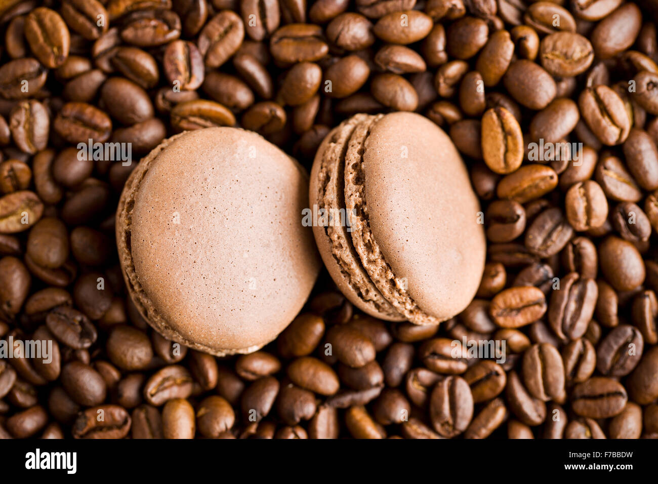 Macarons avec saveur de café et les grains de café Banque D'Images