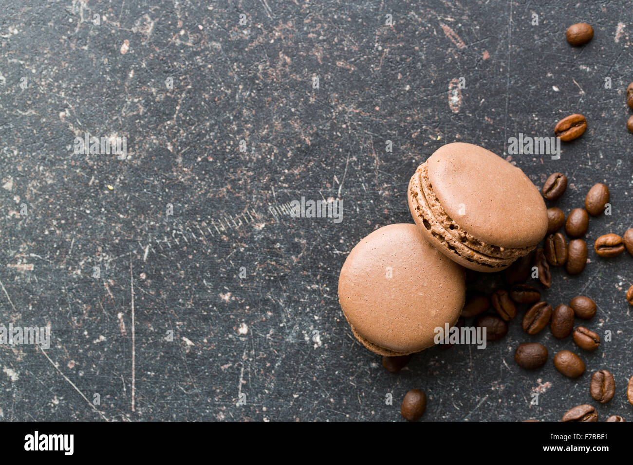 Macarons avec saveur de café sur l'ancienne table Banque D'Images