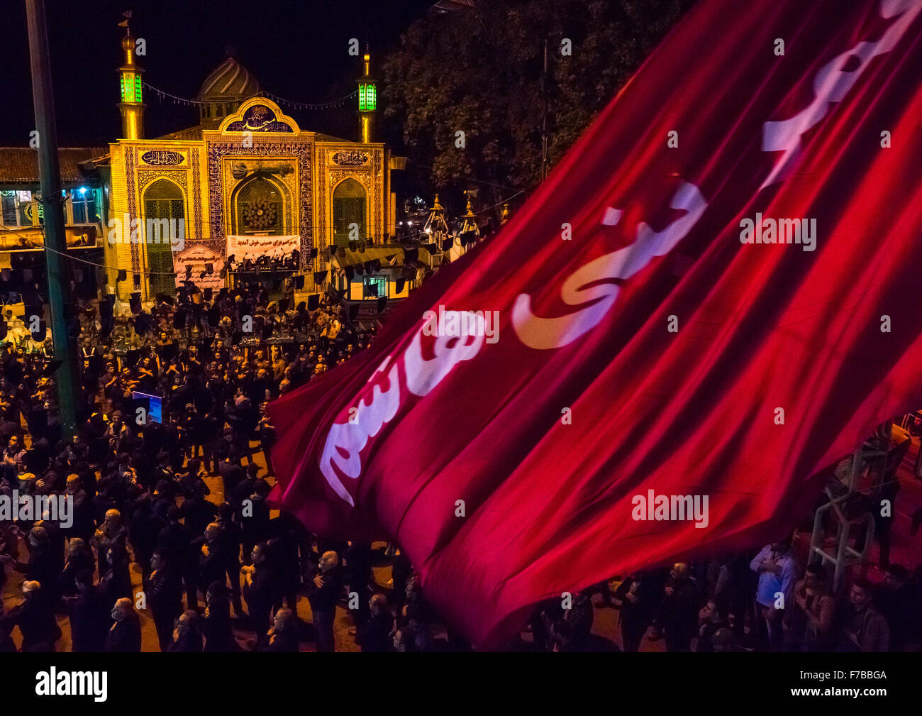 Drapeau rouge géant musulman chiite iranien au chant des hommes et de l'auto-flagellating Pendant Ashoura, Province de Golestan, Gorgan, Iran Banque D'Images