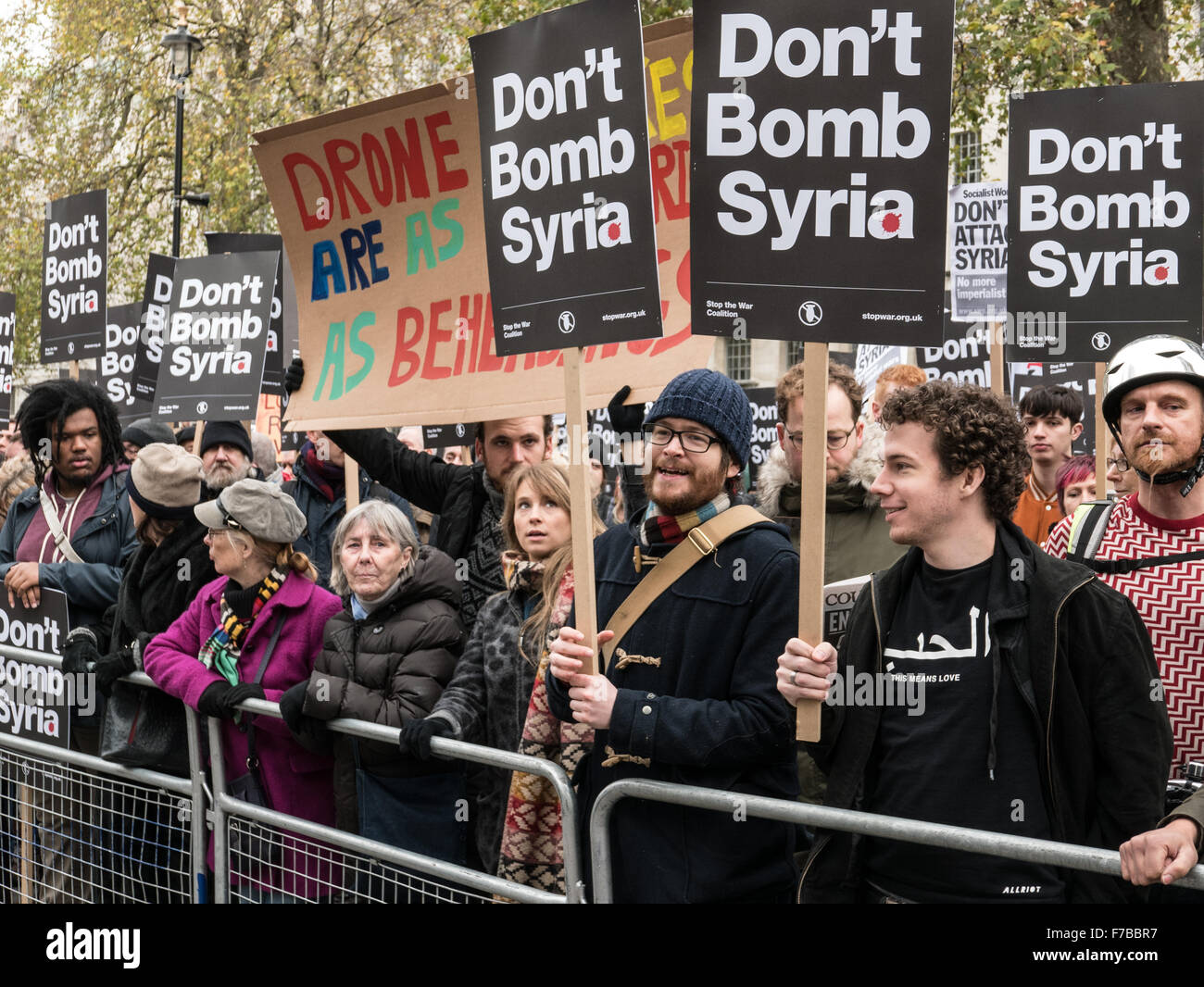 Westminster, London, UK. 28 novembre,2015. Des milliers de manifestants pour tête de Downing Street, résidence du Premier ministre britannique, pour protester contre les bombardements de la Syrie Credit : Oliver Lynton/Alamy Live News Banque D'Images