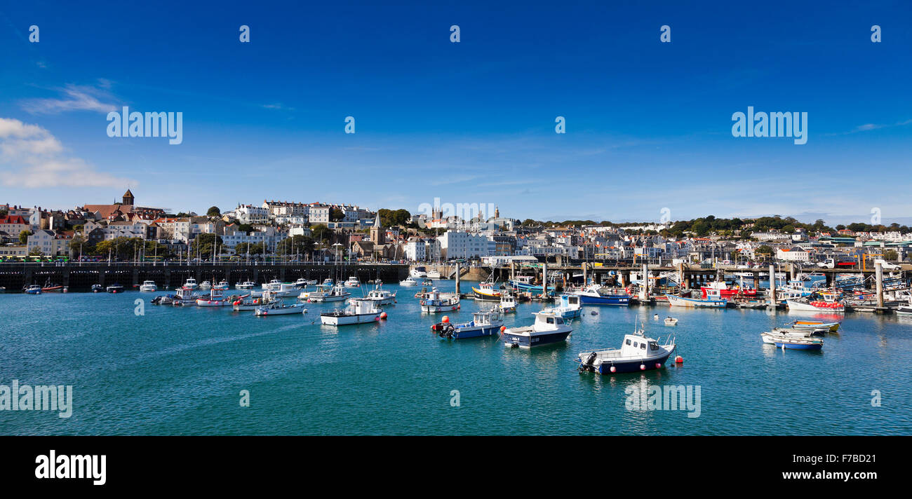 St Peters Port, Guernesey. Belle journée ensoleillée à la vue sur l'intérieur de bateaux à voile amarré Banque D'Images