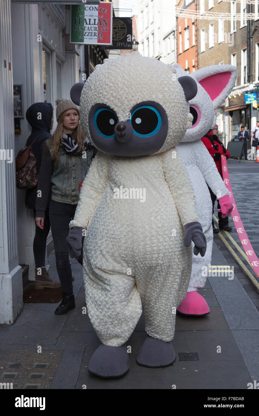 Londres, Royaume-Uni. 28 novembre 2015. Beanie Boos personnages font leur chemin à la parade. Le premier Noël Hamleys Toy Parade a lieu le long de Regent Street, qui est allé à trafic gratuit pour la journée. Le défilé organisé par le célèbre magasin de jouets Hamleys a accueilli plus de 50 de la nation d'enfants préférés avec 400 caractères le long du spectacle, une fanfare et des ballons géants. Le défilé s'inspire de Macy's Thanksgiving Parade annuelle à New York. Crédit : Images éclatantes/Alamy Live News Banque D'Images