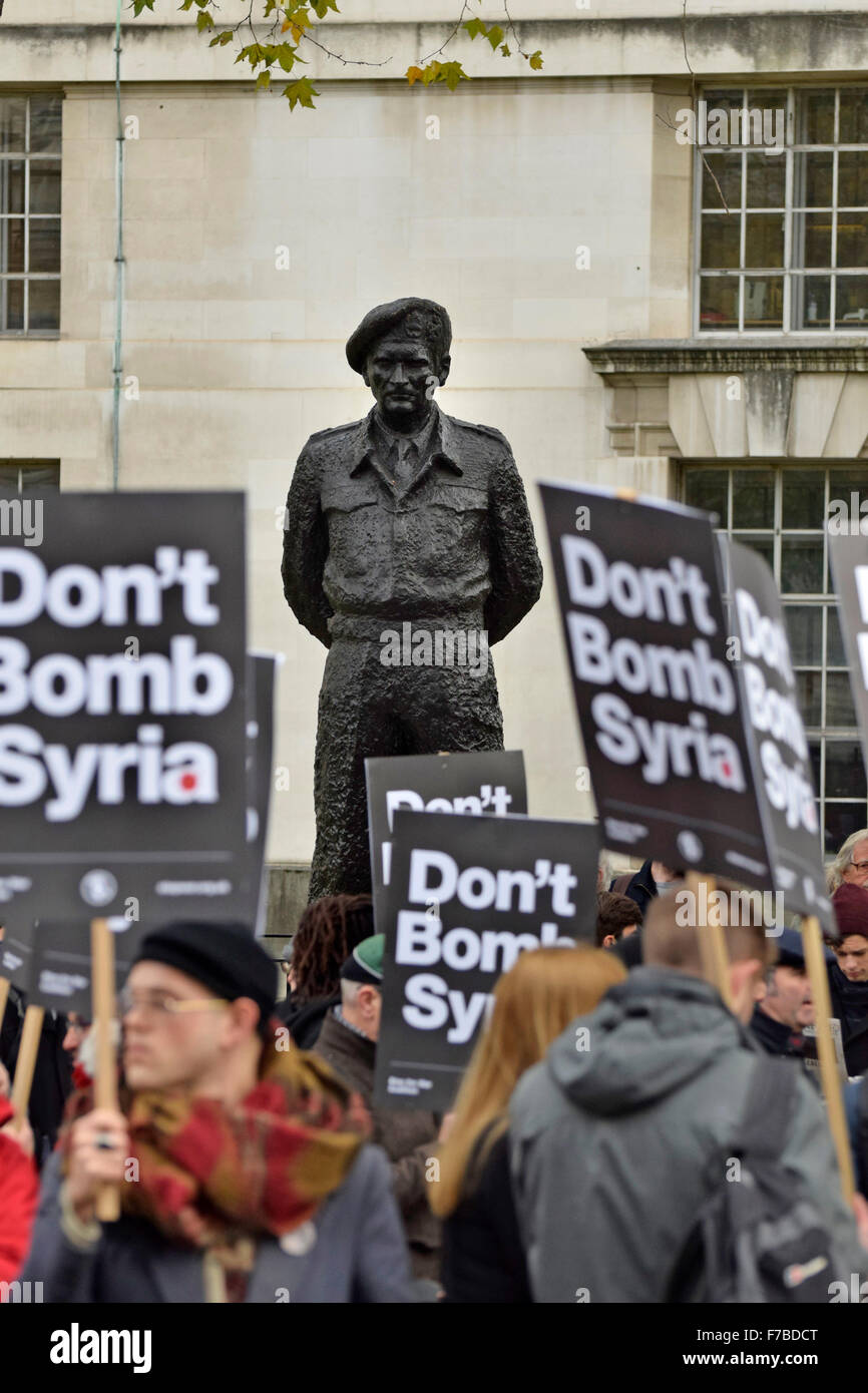 Londres, Royaume-Uni. 28 novembre, 2015. Des milliers de personnes se rassemblent à l'extérieur de Downing Street pour protester contre l'attentat aéronefs britanniques de la Syrie. Monty ressemble à crédit : PjrNews/Alamy Live News Banque D'Images