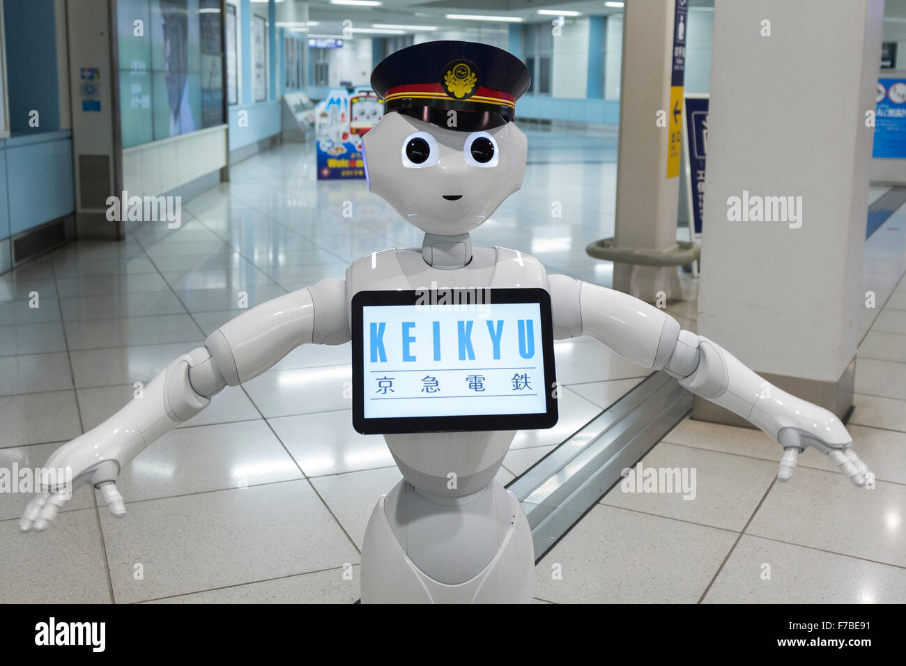 L'aéroport de Haneda, le Japon. 28 novembre, 2015. Robot humanoïde de SoftBank Pepper a fait ses débuts en tant que nouveau membre du personnel pour la ligne Keikyu railway à Haneda International Terminal gare le 28 novembre 2015, Tokyo, Japon. Le poivre est programmé pour interagir avec les usagers japonais et étrangers et d'introduire des informations en ligne. Keiyu Credit : Rodrigo Reyes Marin/AFLO/Alamy Live News Banque D'Images