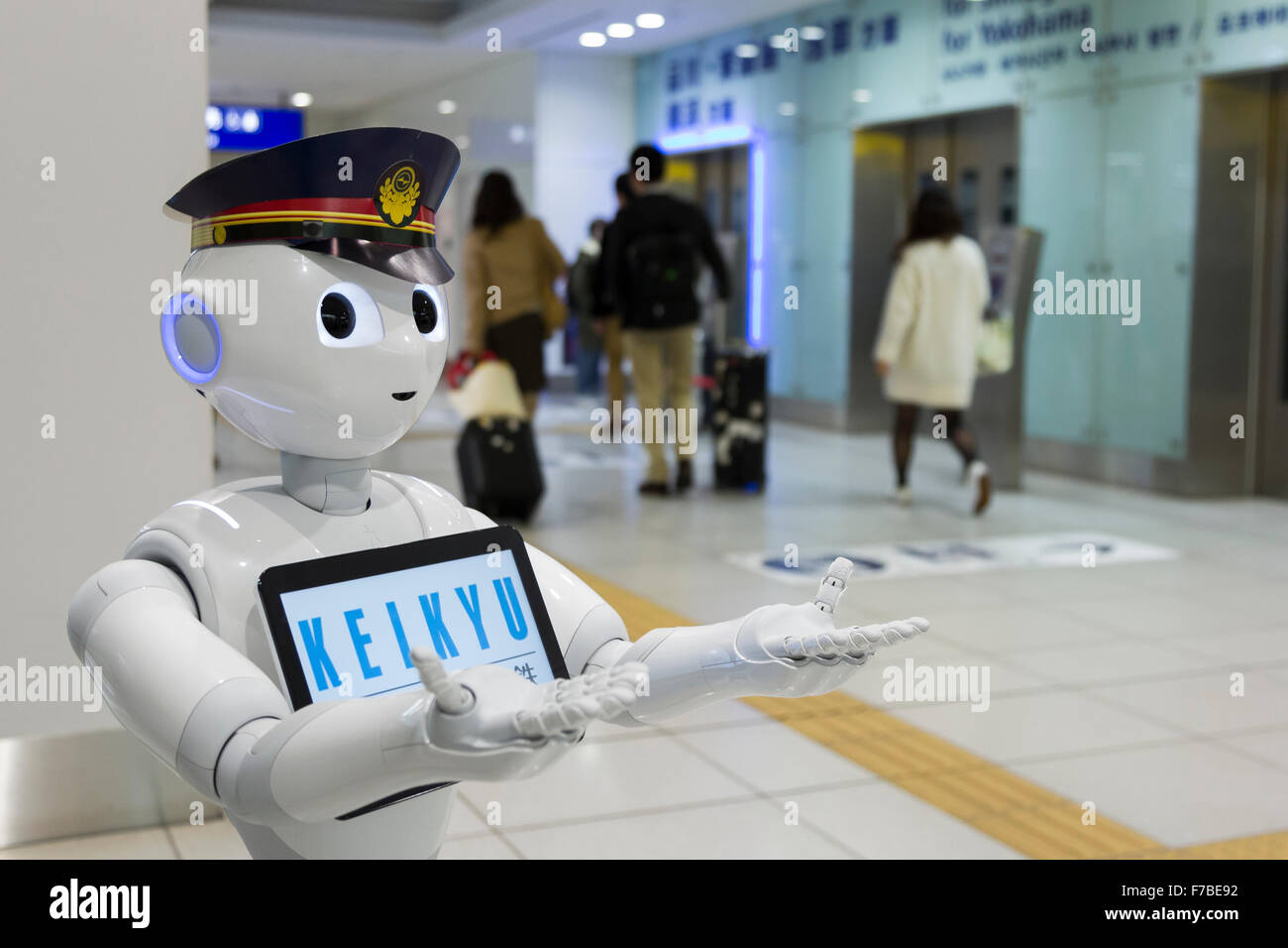 L'aéroport de Haneda, le Japon. 28 novembre, 2015. Robot humanoïde de SoftBank Pepper a fait ses débuts en tant que nouveau membre du personnel pour la ligne Keikyu railway à Haneda International Terminal gare le 28 novembre 2015, Tokyo, Japon. Le poivre est programmé pour interagir avec les usagers japonais et étrangers et d'introduire des informations en ligne. Keiyu Credit : Rodrigo Reyes Marin/AFLO/Alamy Live News Banque D'Images