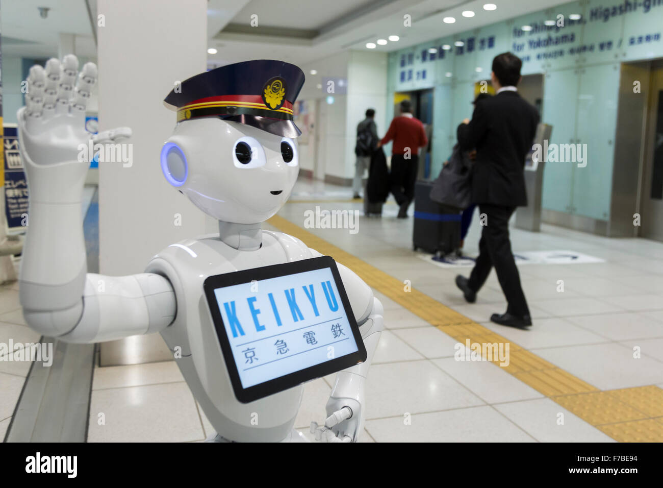 L'aéroport de Haneda, le Japon. 28 novembre, 2015. Robot humanoïde de SoftBank Pepper a fait ses débuts en tant que nouveau membre du personnel pour la ligne Keikyu railway à Haneda International Terminal gare le 28 novembre 2015, Tokyo, Japon. Le poivre est programmé pour interagir avec les usagers japonais et étrangers et d'introduire des informations en ligne. Keiyu Credit : Rodrigo Reyes Marin/AFLO/Alamy Live News Banque D'Images
