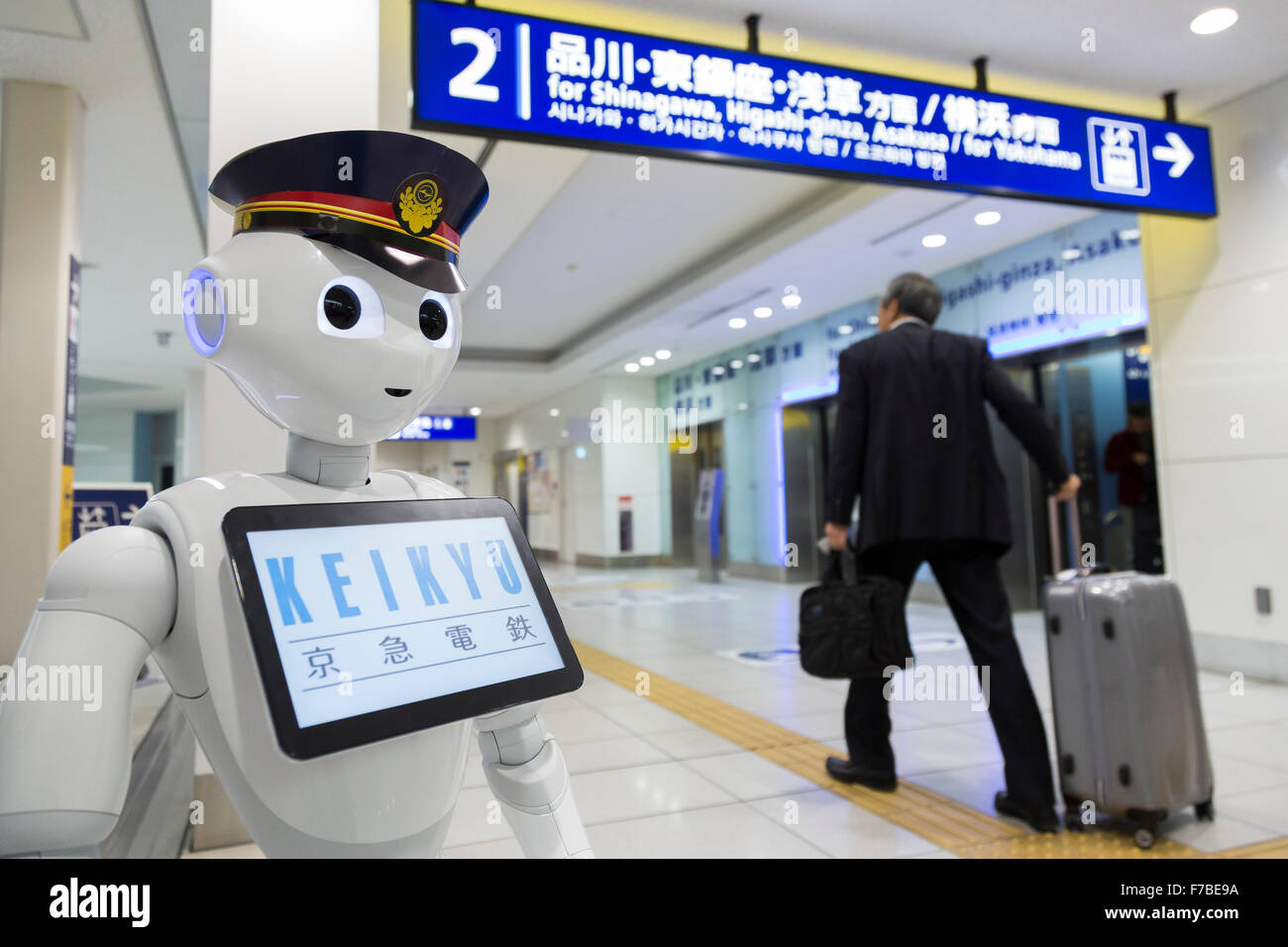 L'aéroport de Haneda, le Japon. 28 novembre, 2015. Robot humanoïde de SoftBank Pepper a fait ses débuts en tant que nouveau membre du personnel pour la ligne Keikyu railway à Haneda International Terminal gare le 28 novembre 2015, Tokyo, Japon. Le poivre est programmé pour interagir avec les usagers japonais et étrangers et d'introduire des informations en ligne. Keiyu Credit : Rodrigo Reyes Marin/AFLO/Alamy Live News Banque D'Images