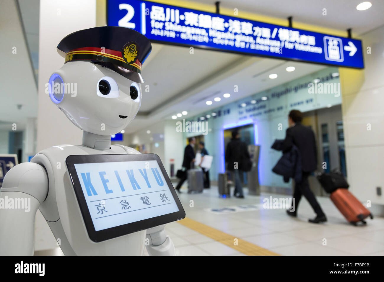 L'aéroport de Haneda, le Japon. 28 novembre, 2015. Robot humanoïde de SoftBank Pepper a fait ses débuts en tant que nouveau membre du personnel pour la ligne Keikyu railway à Haneda International Terminal gare le 28 novembre 2015, Tokyo, Japon. Le poivre est programmé pour interagir avec les usagers japonais et étrangers et d'introduire des informations en ligne. Keiyu Credit : Rodrigo Reyes Marin/AFLO/Alamy Live News Banque D'Images