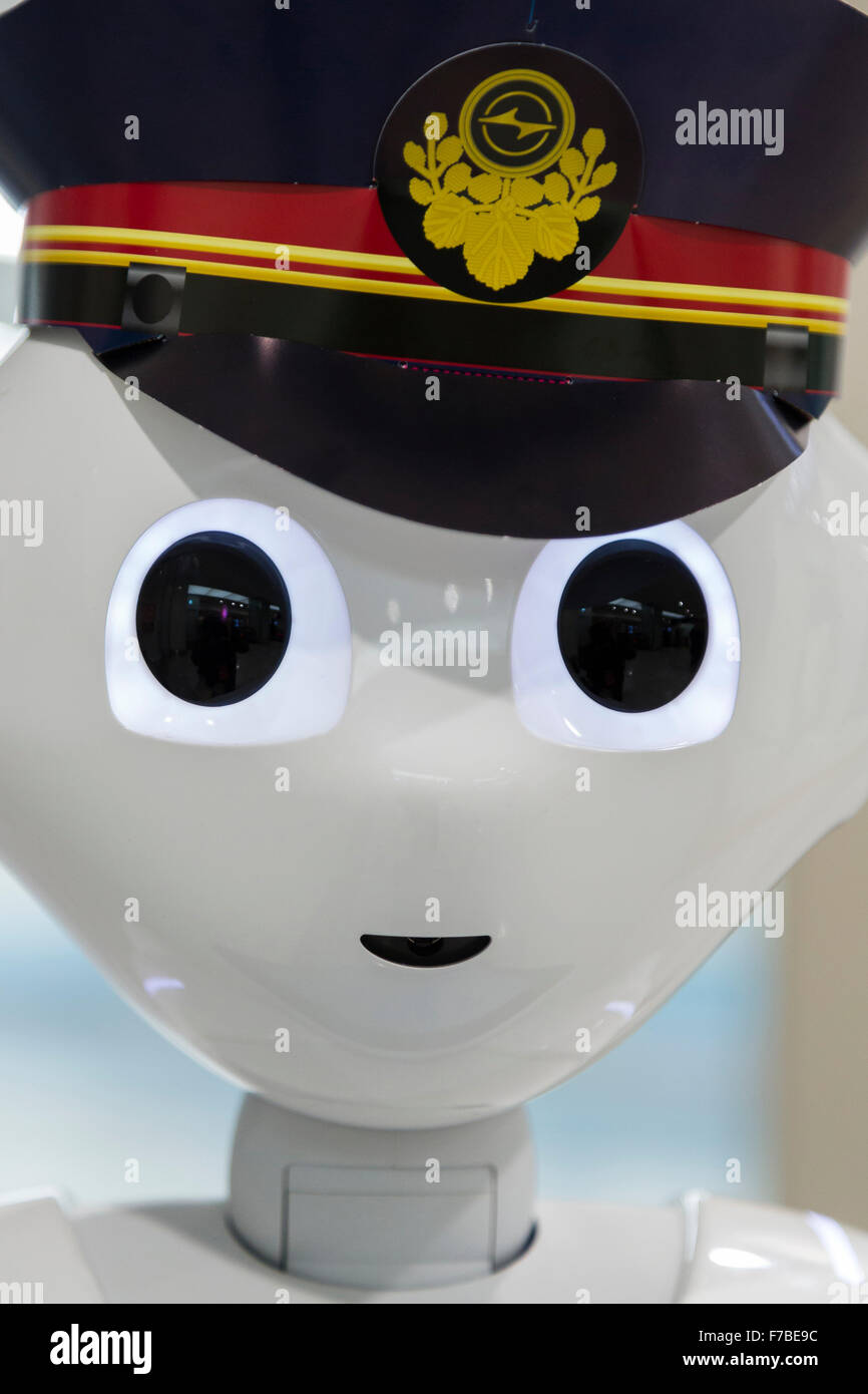 L'aéroport de Haneda, le Japon. 28 novembre, 2015. Robot humanoïde de SoftBank Pepper a fait ses débuts en tant que nouveau membre du personnel pour la ligne Keikyu railway à Haneda International Terminal gare le 28 novembre 2015, Tokyo, Japon. Le poivre est programmé pour interagir avec les usagers japonais et étrangers et d'introduire des informations en ligne. Keiyu Credit : Rodrigo Reyes Marin/AFLO/Alamy Live News Banque D'Images