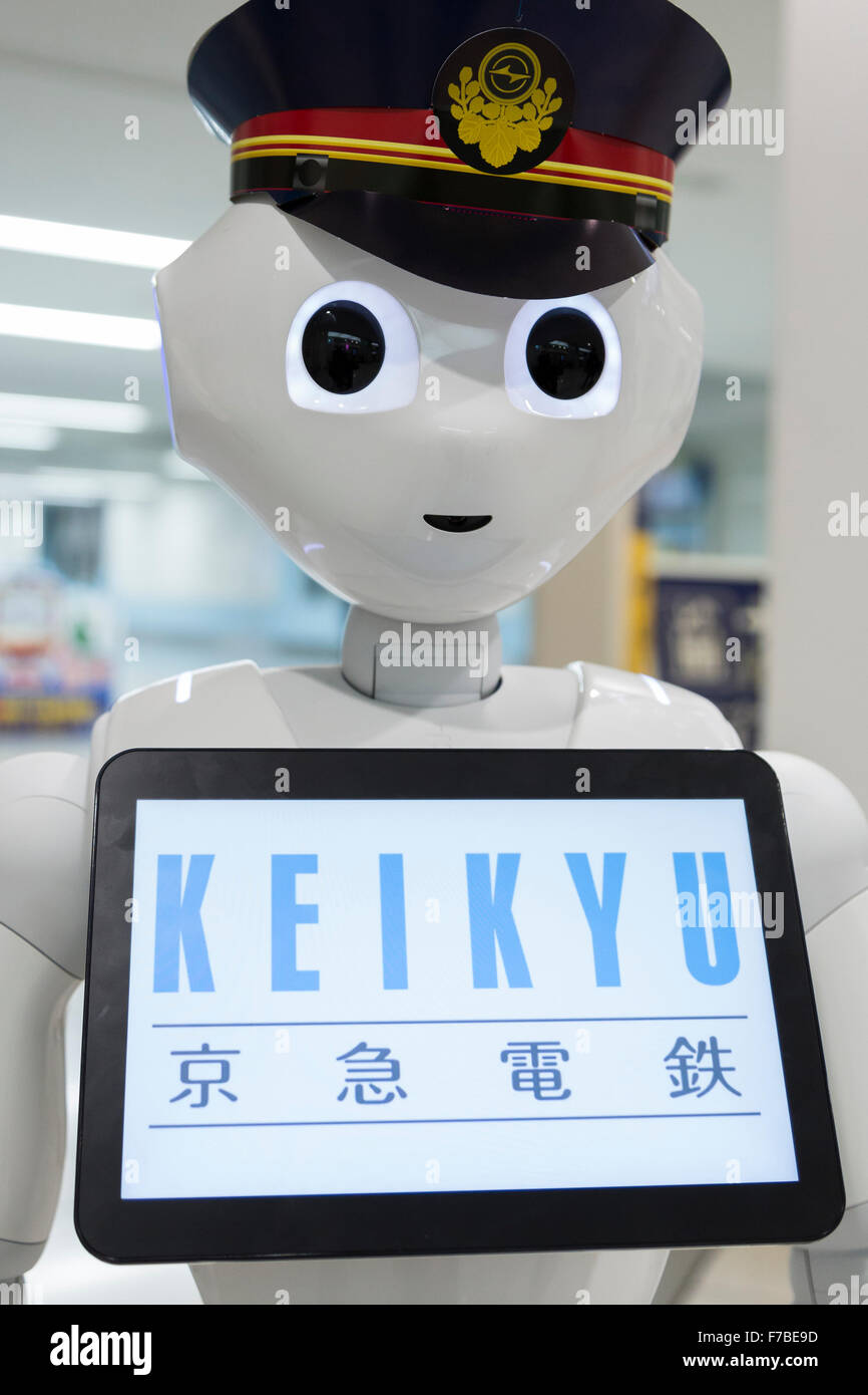 L'aéroport de Haneda, le Japon. 28 novembre, 2015. Robot humanoïde de SoftBank Pepper a fait ses débuts en tant que nouveau membre du personnel pour la ligne Keikyu railway à Haneda International Terminal gare le 28 novembre 2015, Tokyo, Japon. Le poivre est programmé pour interagir avec les usagers japonais et étrangers et d'introduire des informations en ligne. Keiyu Credit : Rodrigo Reyes Marin/AFLO/Alamy Live News Banque D'Images