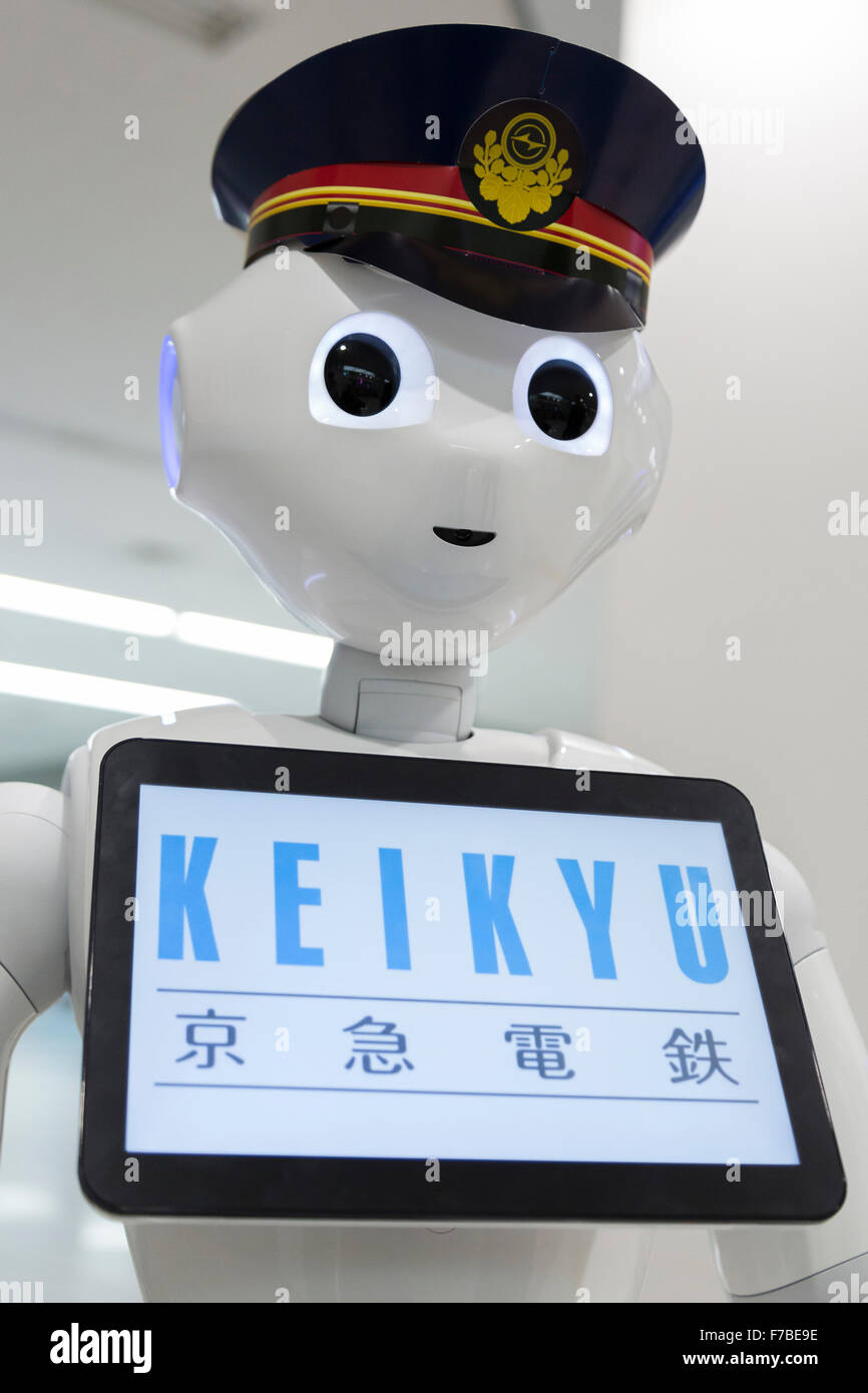 L'aéroport de Haneda, le Japon. 28 novembre, 2015. Robot humanoïde de SoftBank Pepper a fait ses débuts en tant que nouveau membre du personnel pour la ligne Keikyu railway à Haneda International Terminal gare le 28 novembre 2015, Tokyo, Japon. Le poivre est programmé pour interagir avec les usagers japonais et étrangers et d'introduire des informations en ligne. Keiyu Credit : Rodrigo Reyes Marin/AFLO/Alamy Live News Banque D'Images