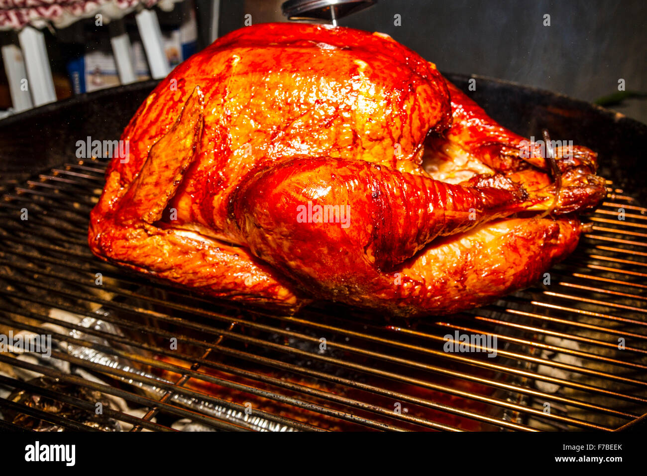 Un sel rub brined dinde de Thanksgiving cuits sur un barbecue Weber électrique avec thermomètre à viande indique le degré de cuisson Banque D'Images