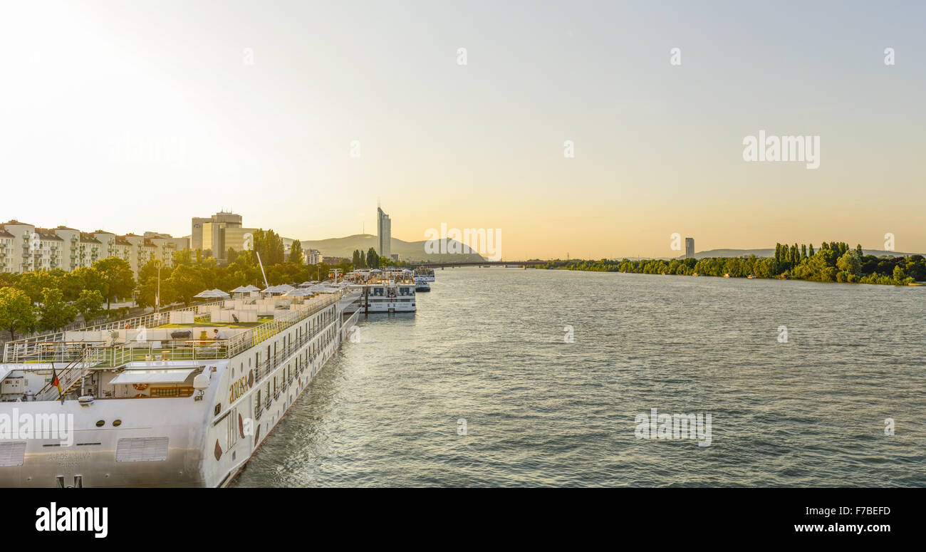 Danube, navire Arosa, tour du millénaire, Vienne, Autriche, Danube City Banque D'Images