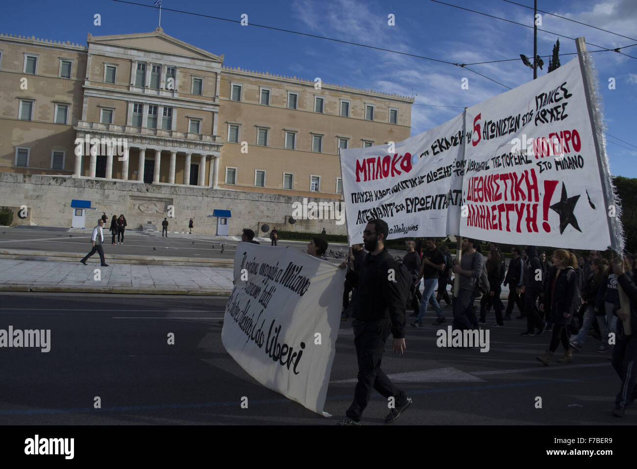 Athènes, Grèce. 28 Nov, 2015. Maintenez les anarchistes et bannières crier des slogans comme ils protestent contre l'extradition possible aux autorités italiennes de cinq étudiants grecs qui ont participé à la manifestation anti-capitaliste AUCUNE Expo à Milan le 1er mai 2015. Beaucoup croient, c'est la première utilisation d'un mandat d'arrêt contre les manifestants et fait partie de la "guerre contre le terrorisme" permet d'accélérer l'extradition entre États de l'UE. Credit : Nikolas Georgiou/ZUMA/Alamy Fil Live News Banque D'Images