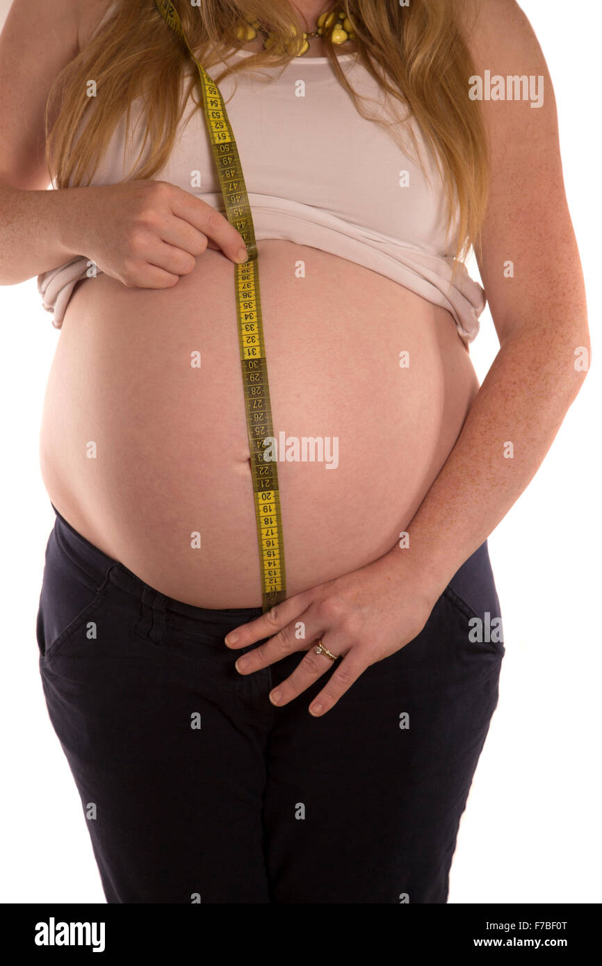 Les femmes enceintes la mesure de sa découpe bosse Banque D'Images