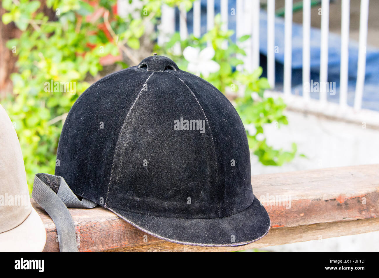 Casque jockey est sur un support en bois près du site pour la formation Banque D'Images