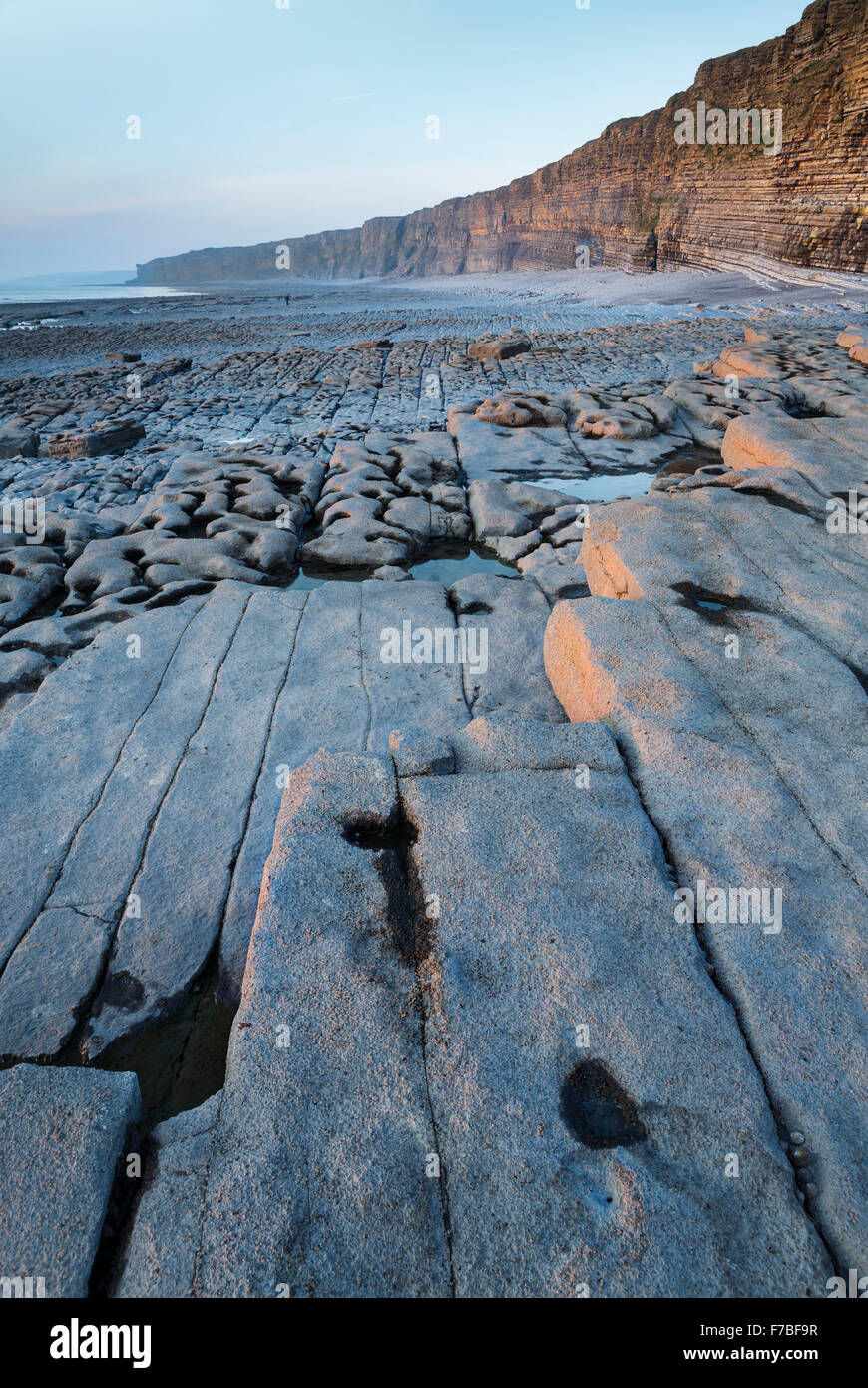 Belles stries rock à marée basse sur une plage vide à Nash Point, Vale of Glamorgan, Pays de Galles. Banque D'Images