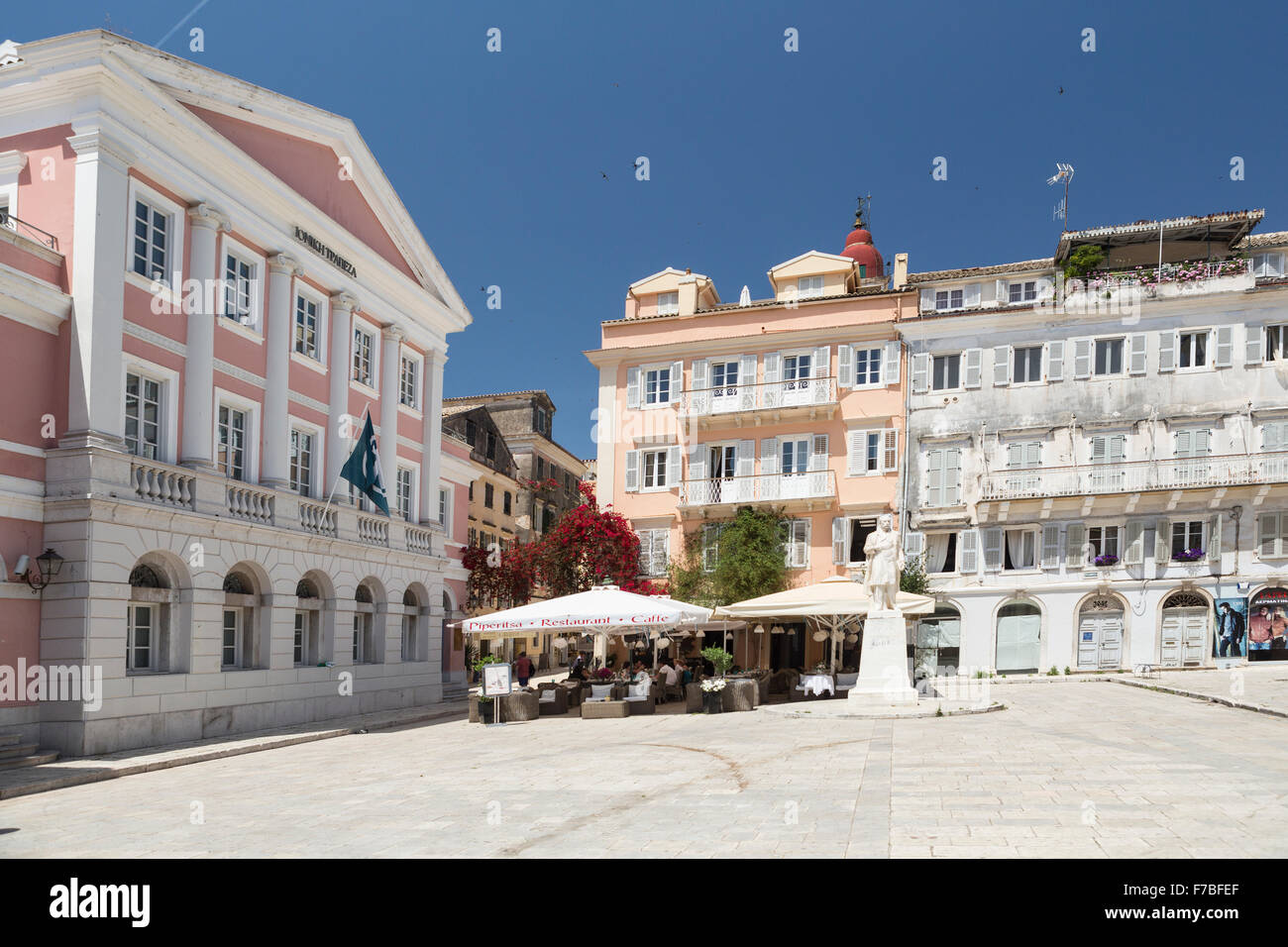 Une place de la ville et un café dans la vieille ville de Corfou, Corfou. Banque D'Images