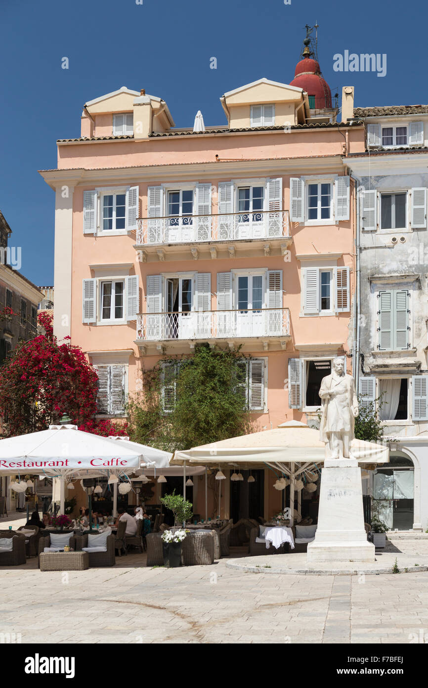 Une statue se trouve à l'extérieur un café restaurant dans une place de la ville dans la vieille ville de Corfou, Corfou. Banque D'Images
