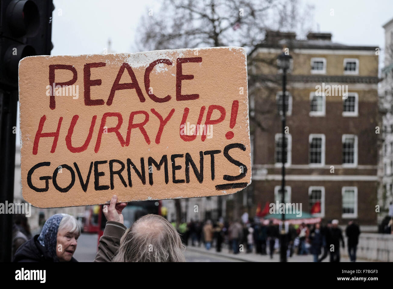 Londres, Royaume-Uni, le 28 novembre, 2015. Un grand placard qui a eu lieu en altitude lors d'une manifestation contre la proposition du gouvernement britannique à en commencer l'attentat à la Syrie. Credit : Gordon 1928/Alamy Live News Banque D'Images