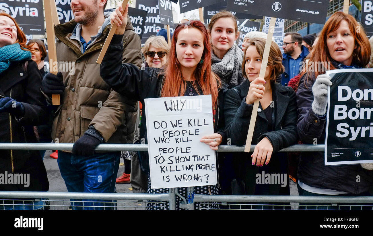 Londres, Royaume-Uni, le 28 novembre, 2015. Jeunes manifestants tenir leurs pancartes pour protester contre la proposition du gouvernement britannique de bombardement de commencer la Syrie. Credit : Gordon 1928/Alamy Live News Banque D'Images