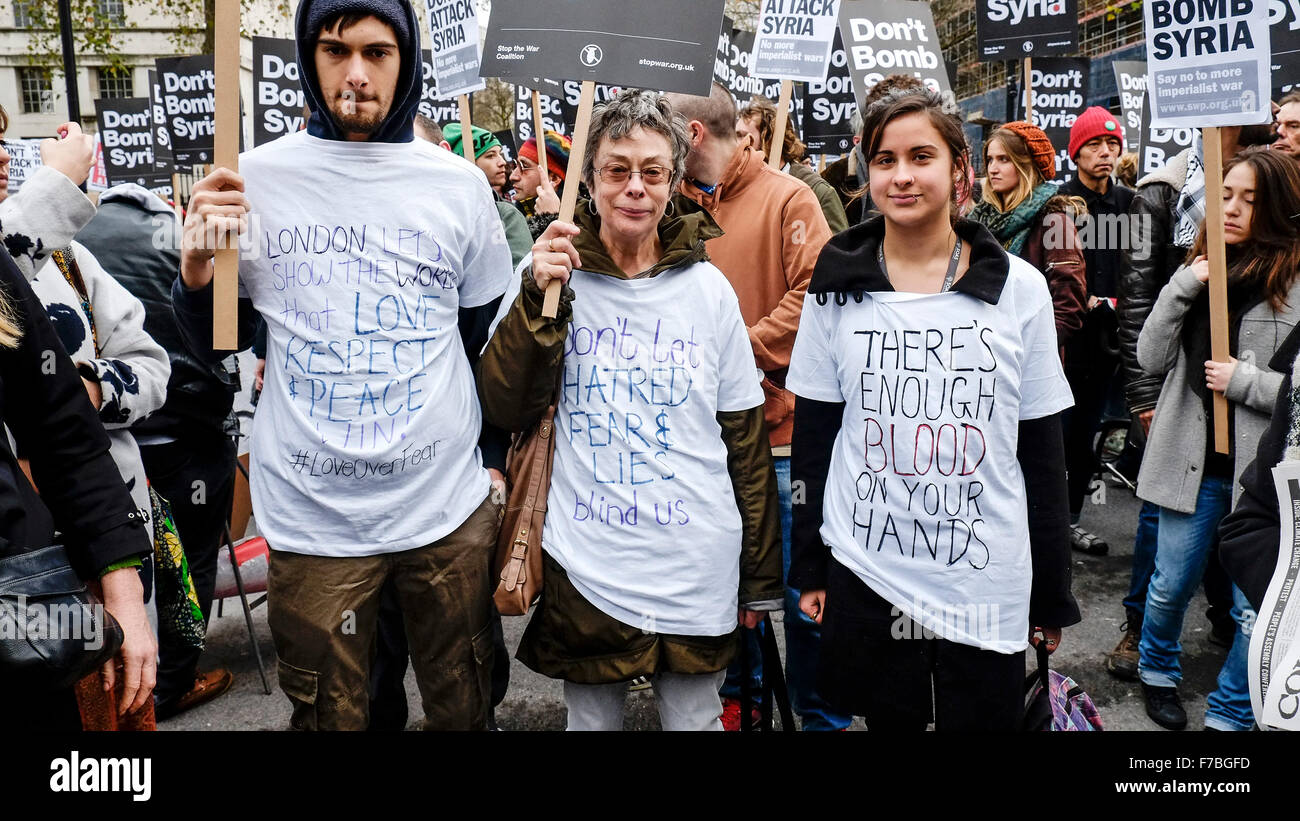 Londres, Royaume-Uni, le 28 novembre, 2015. Des slogans écrits à la main sur des T shirts portés par les manifestants à protester contre la proposition du gouvernement britannique de bombardement de commencer la Syrie. Credit : Gordon 1928/Alamy Live News Banque D'Images