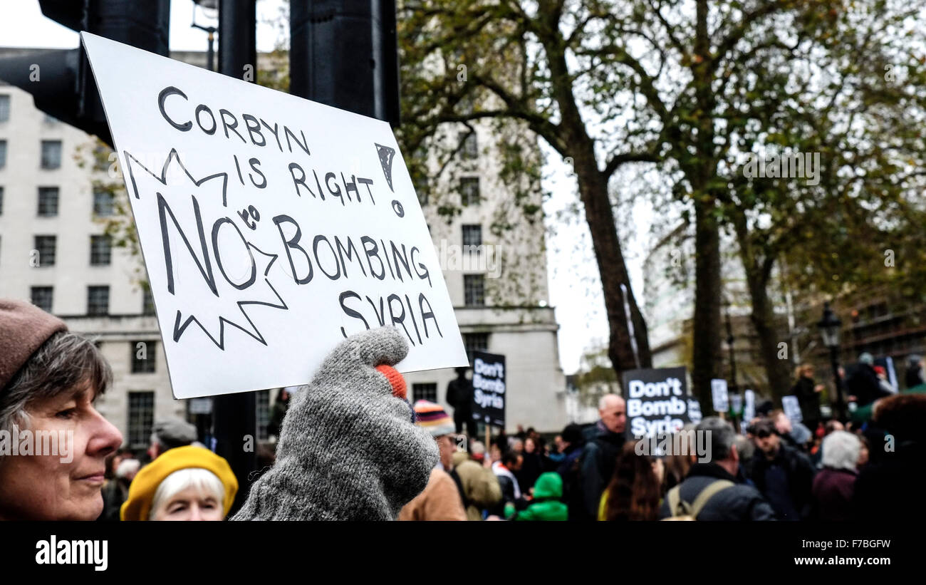 Londres, Royaume-Uni, le 28 novembre, 2015. Un manifestant est titulaire d'un placard à l'appui de la décision de Jeremy Corbyn pour exiger que le gouvernement britannique ne commence pas bombarder la Syrie. Credit : Gordon 1928/Alamy Live News Banque D'Images