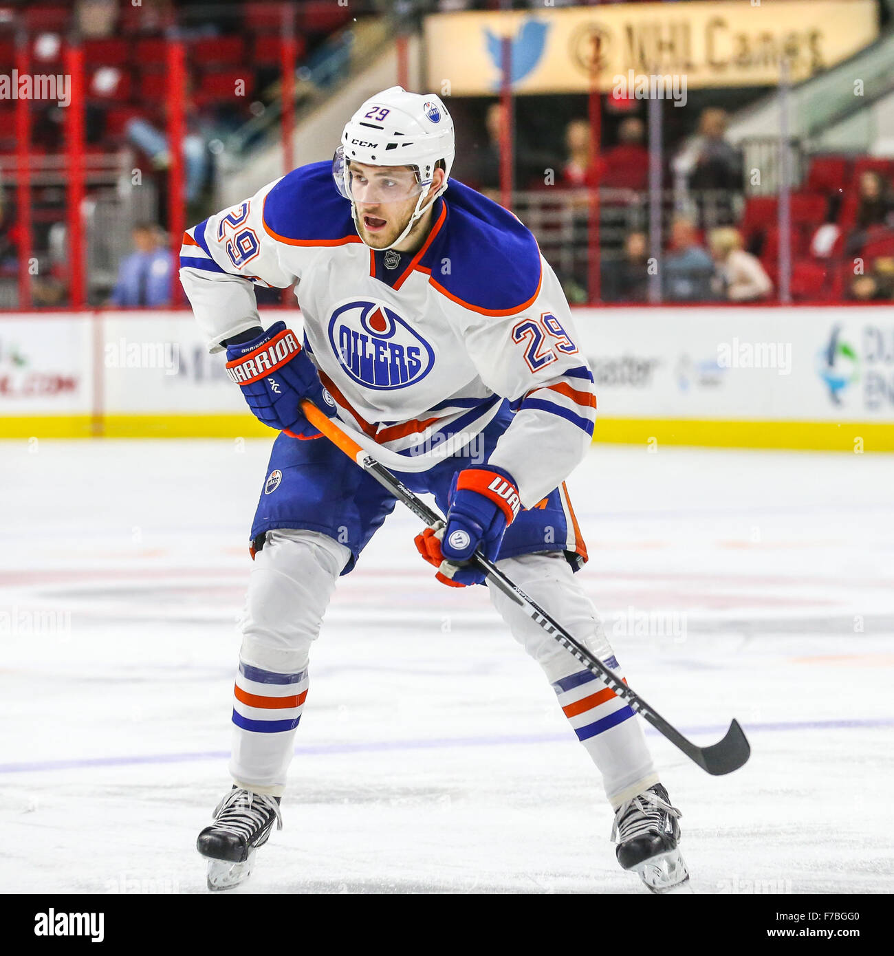 Raleigh, Caroline du Nord, USA. 25Th Nov, 2015. Edmonton Oilers center Leon Draisaitl (29) au cours de la partie de la LNH entre les Oilers d'Edmonton et les Hurricanes de la Caroline au PNC Arena. © Andy Martin Jr./ZUMA/Alamy Fil Live News Banque D'Images