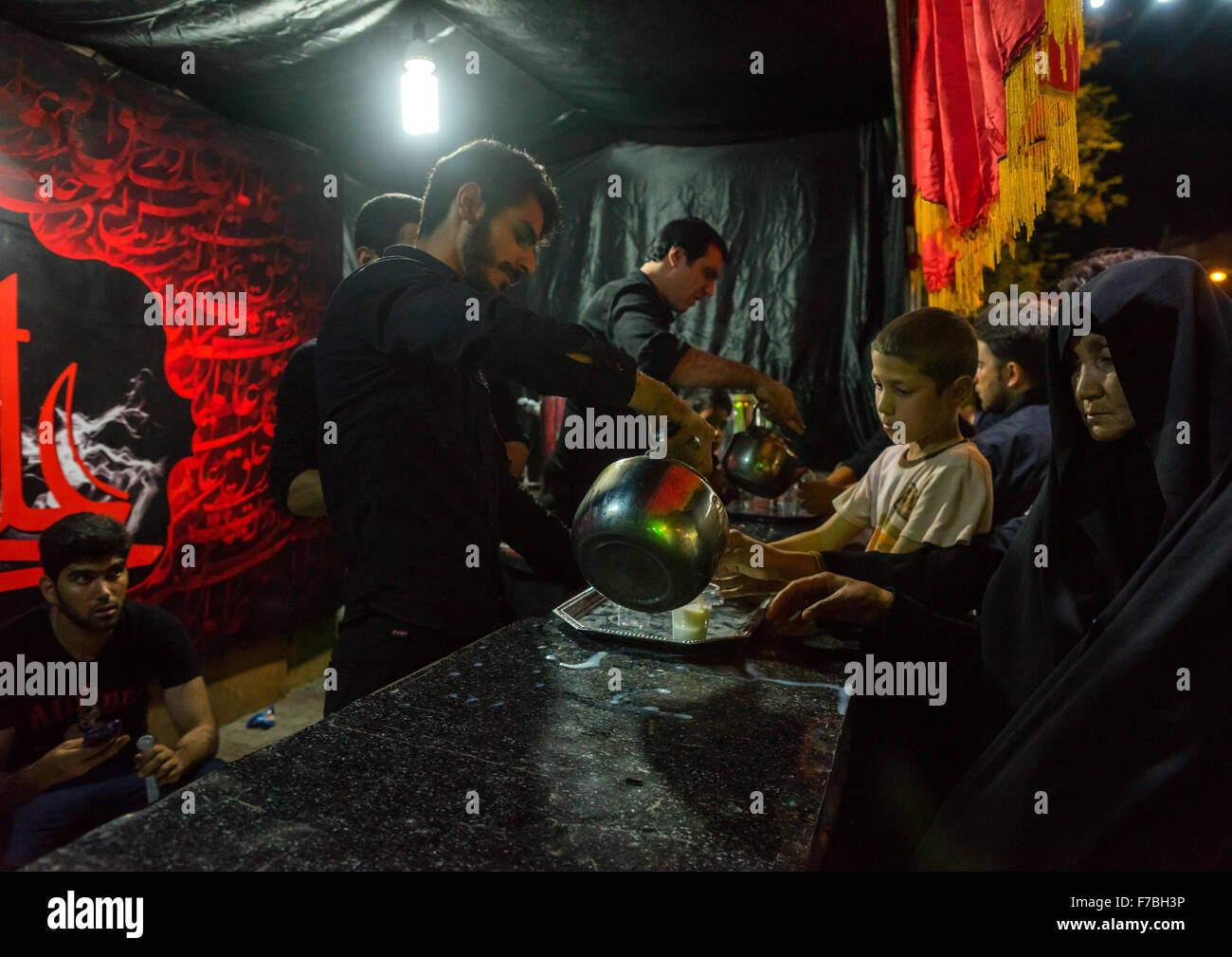 Musulman chiite iranien Service Des Nazri Lait chaud distribués gratuitement aux personnes en deuil pendant Muharram, Province d'Ispahan, Kashan, Iran Banque D'Images