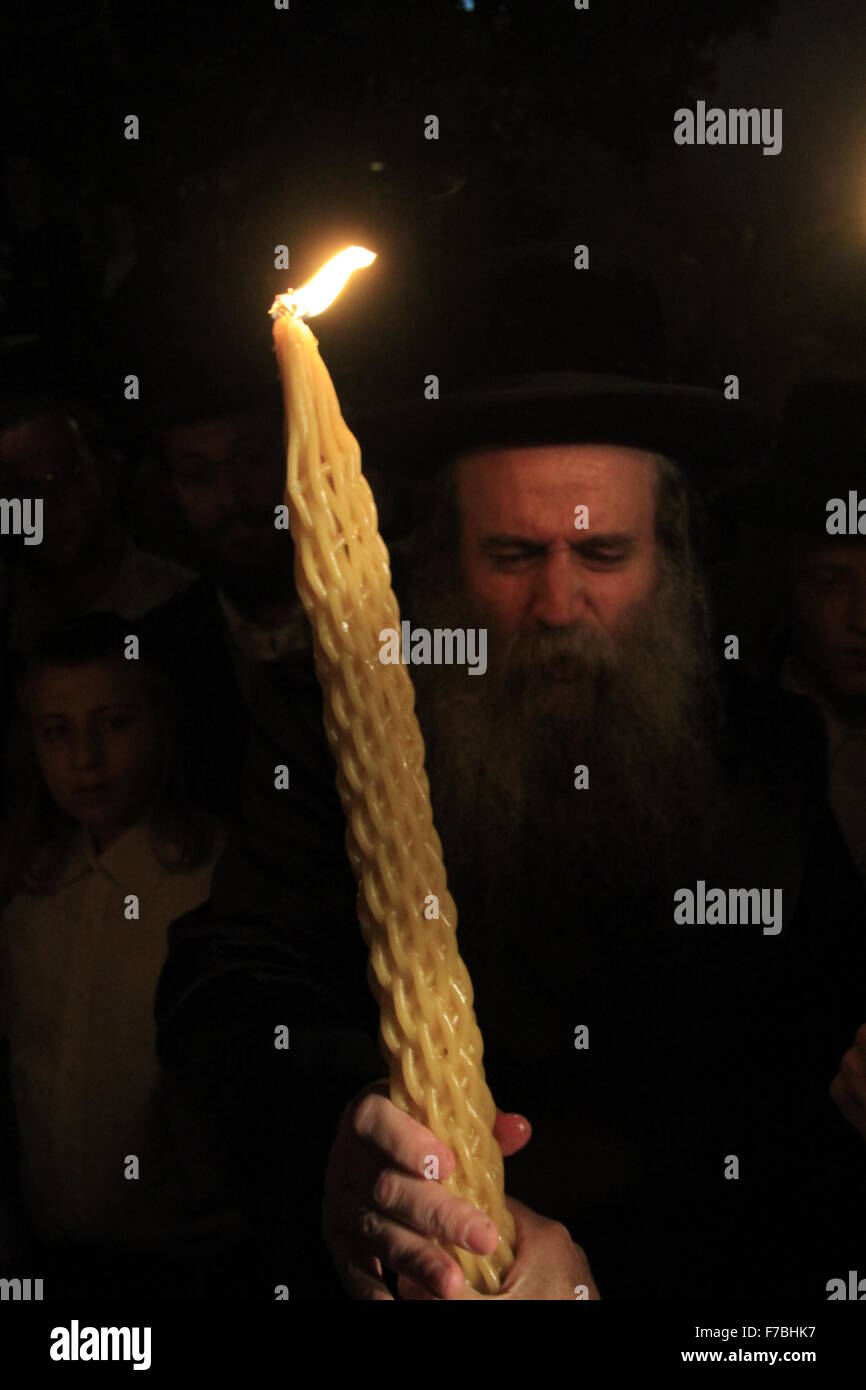 Israël, Lag Baomer maison de vacances à Tel Aviv, le Rabbin allume le feu Banque D'Images