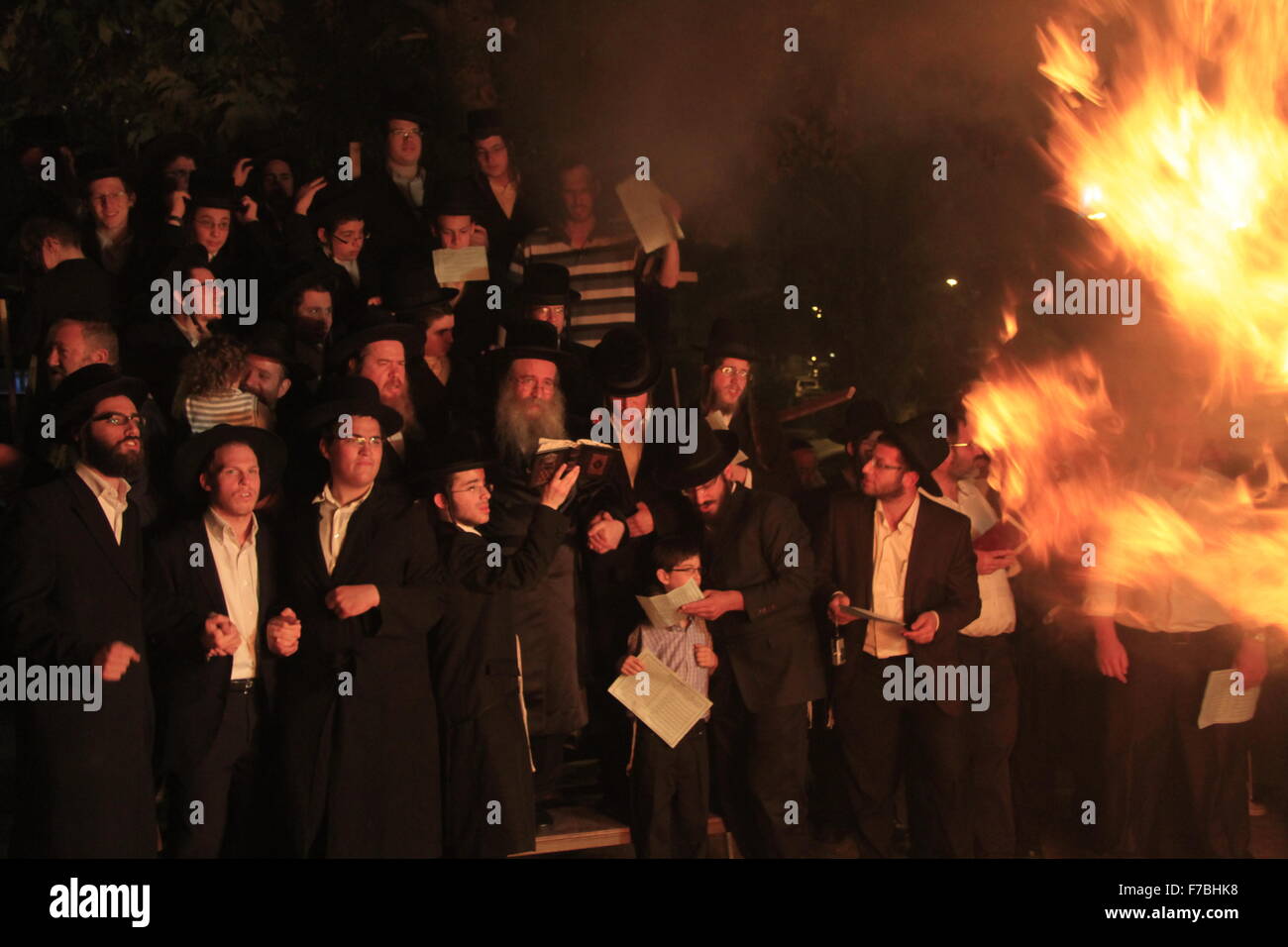 Israël, Lag Baomer maison de vacances à Tel Aviv, le rabbin et ses Hassidim par le feu Banque D'Images