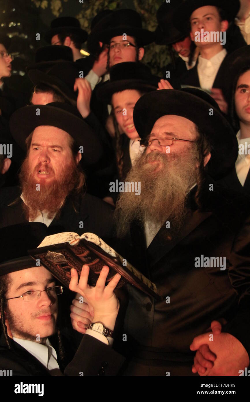 Israël, Lag Baomer maison de vacances à Tel Aviv, le rabbin et ses Hassidim par le feu Banque D'Images