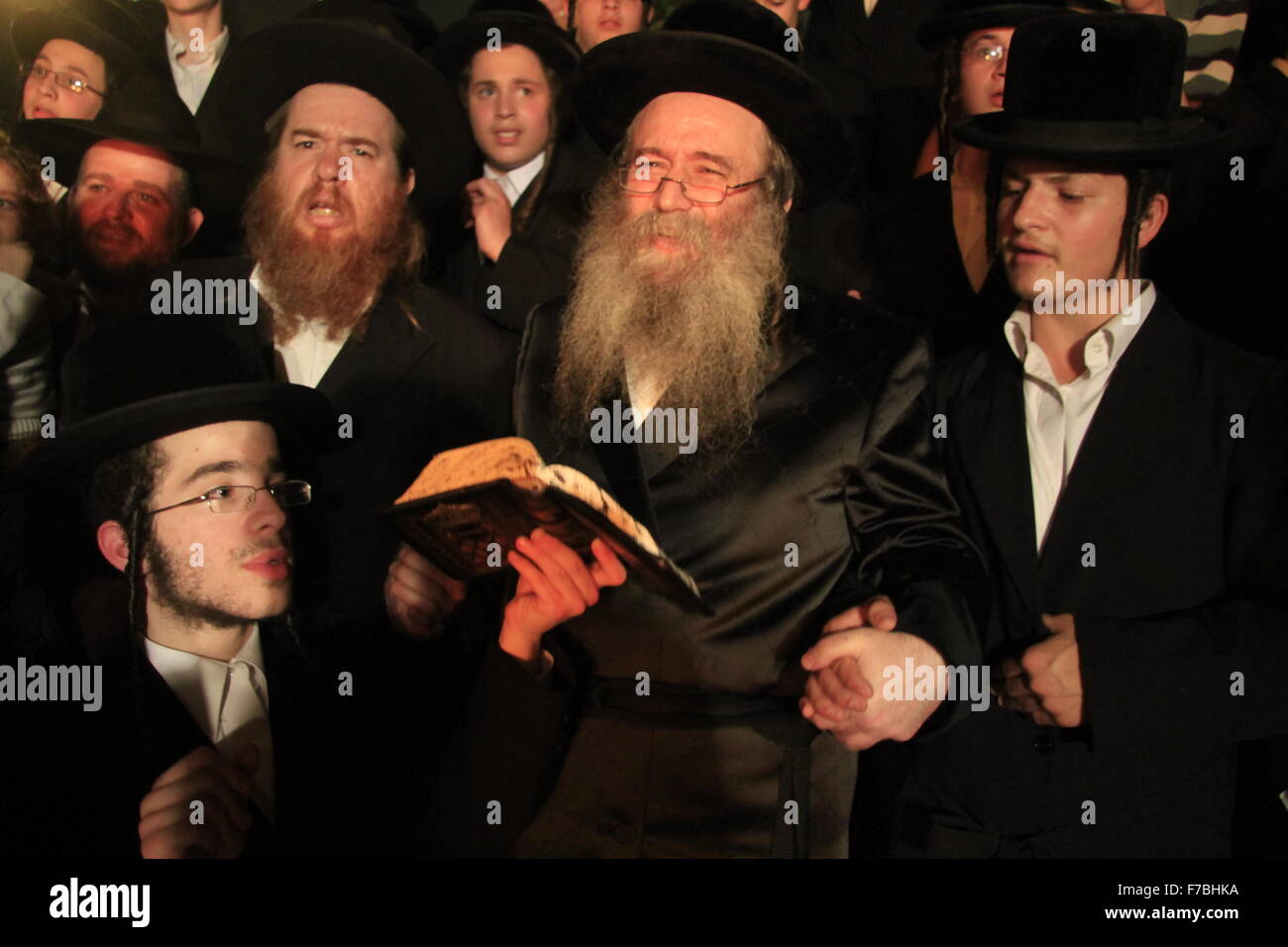 Israël, Lag Baomer maison de vacances à Tel Aviv, le rabbin et ses Hassidim par le feu Banque D'Images