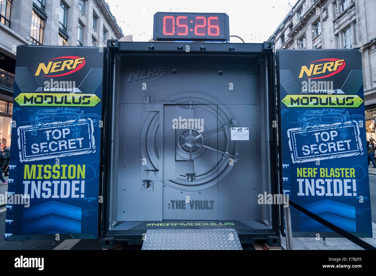 Londres, Royaume-Uni. 28 novembre 2015. Une attraction pour le pistolet Nerf sur l'affichage que des centaines de personnes se rassemblent dans Regent Street, qui a été fermé à la circulation, pour profiter des caractères et un jouet jouet d'activités connexes. Hamley's, le plus vieux magasin de jouets dans le monde, a accueilli, ce qui a été annoncé comme la plus grande parade de jouets, jamais vu en Grande-Bretagne. Crédit : Stephen Chung / Alamy Live News Banque D'Images