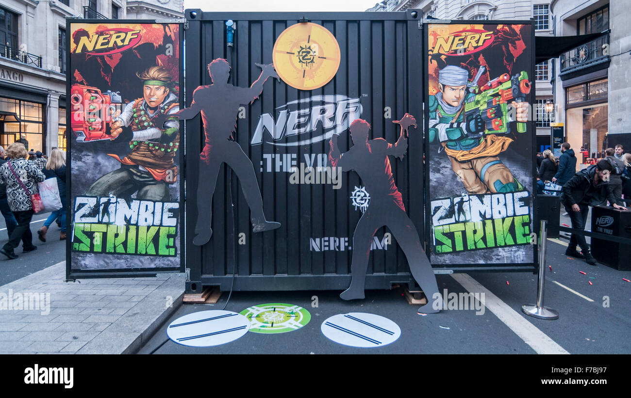 Londres, Royaume-Uni. 28 novembre 2015. Une attraction pour le pistolet Nerf sur l'affichage que des centaines de personnes se rassemblent dans Regent Street, qui a été fermé à la circulation, pour profiter des caractères et un jouet jouet d'activités connexes. Hamley's, le plus vieux magasin de jouets dans le monde, a accueilli, ce qui a été annoncé comme la plus grande parade de jouets, jamais vu en Grande-Bretagne. Crédit : Stephen Chung / Alamy Live News Banque D'Images