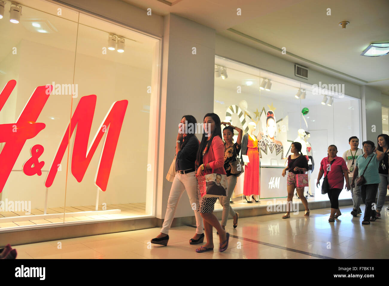 Ouverture d'un nouveau magasin H&M au Centre Ayala Cebu City Philippines le  27 novembre 2015 Photo Stock - Alamy