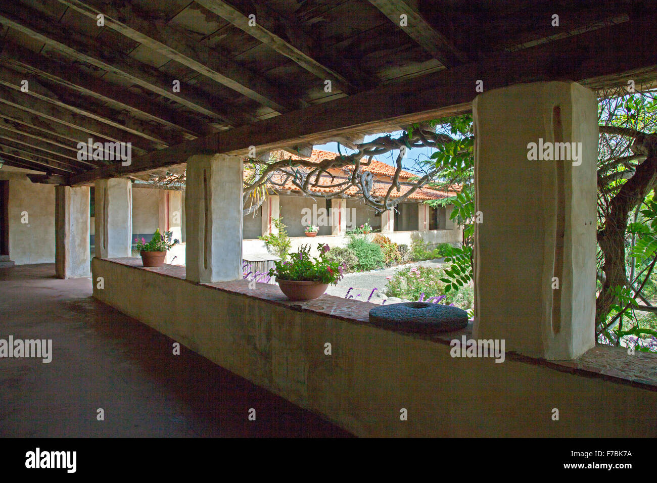 Partie de piscine loggia qui entoure la cour de la Mission de Carmel. À partir de Wikipedia : "Mission San Carlos Borromeo del río Banque D'Images