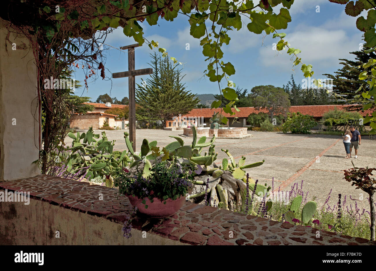 Vue sur la cour et la fontaine de Mission Carmel (CA), à partir de la loggia couverte. Banque D'Images