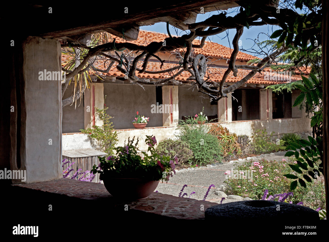 Vue d'une des galeries extérieures romantique qui entourent la cour adjacente au Carmel Mission, en Californie. Banque D'Images