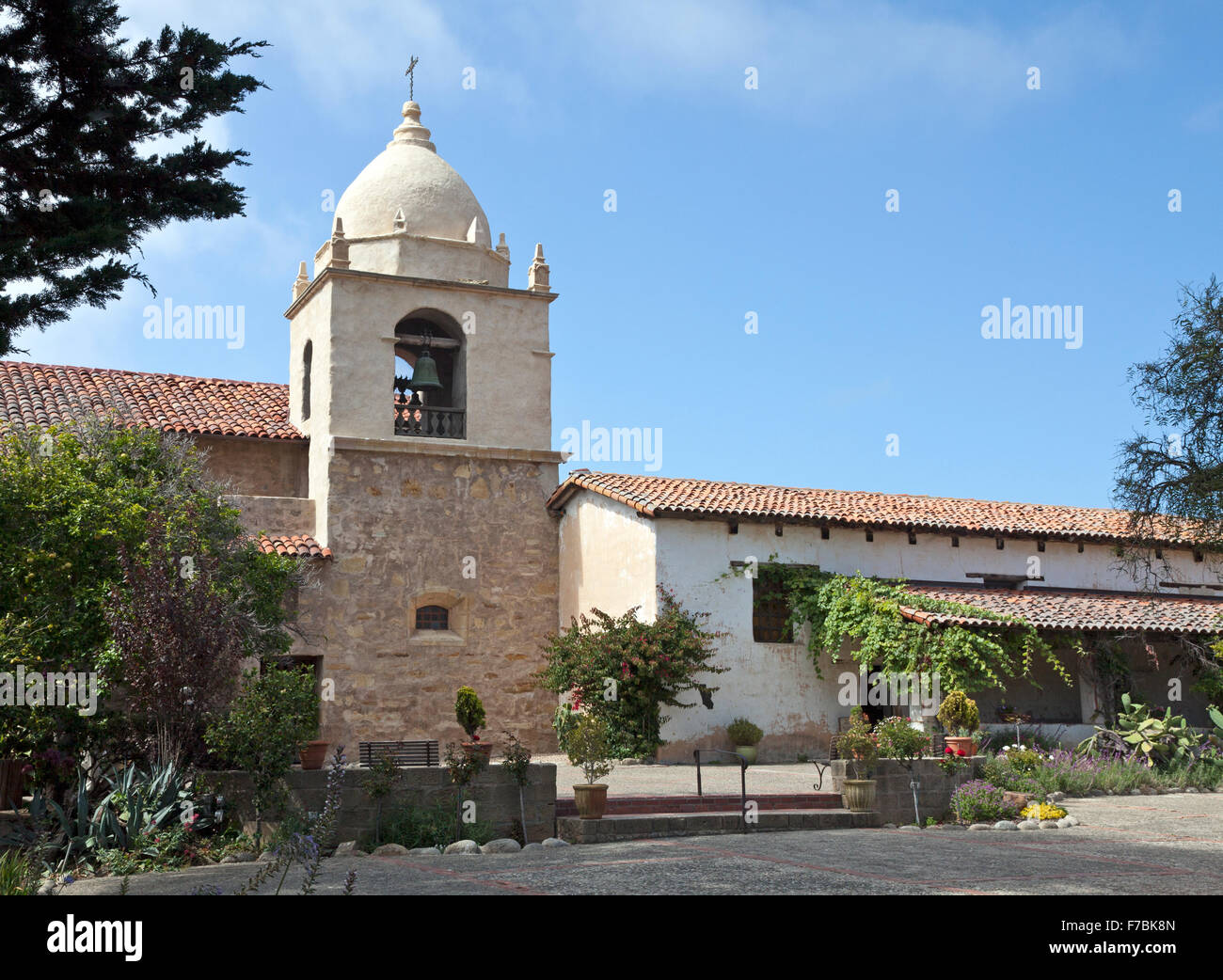 Entrée du Carmel Mission cour depuis le sanctuaire. À partir de Wikipedia : "Mission San Carlos Borromeo del río Carmelo, als Banque D'Images