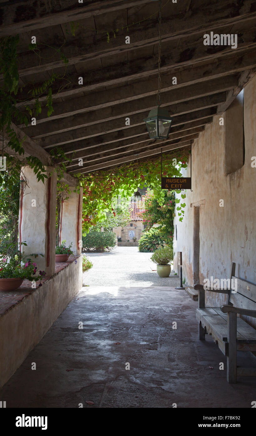 Vue d'une des galeries extérieures romantique qui entourent la cour adjacente au Carmel Mission, en Californie. Banque D'Images