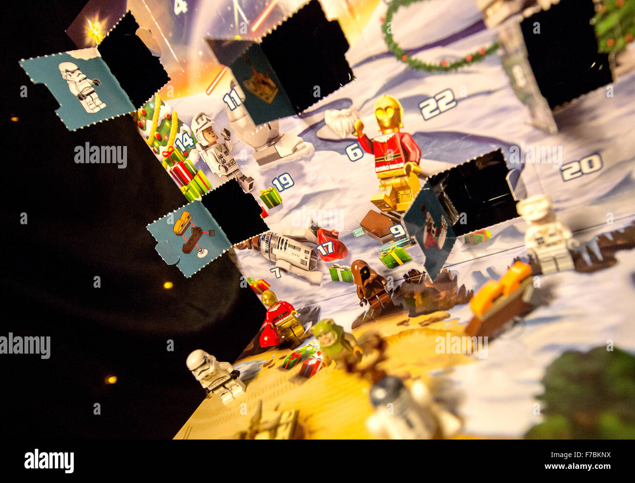 ILLUSTRATION - Petits chiffres et des jouets à partir de la franchise Star Wars film US sur la photo en face d'un calendrier de l'avent par Lego, à Francfort, Allemagne, 27 novembre 2015. Photo : Alexander HEINL/dpa Banque D'Images