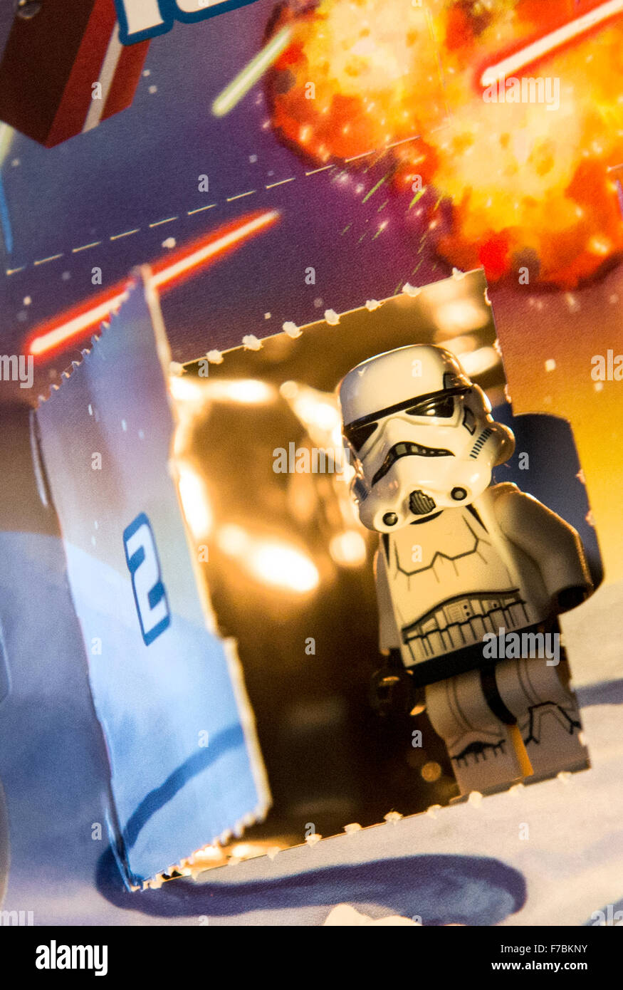 ILLUSTRATION - un stormtrooper figure de la franchise Star Wars Nous film en vedette dans un calendrier de l'avent par Lego, à Francfort, Allemagne, 27 novembre 2015. Photo : Alexander HEINL/dpa Banque D'Images