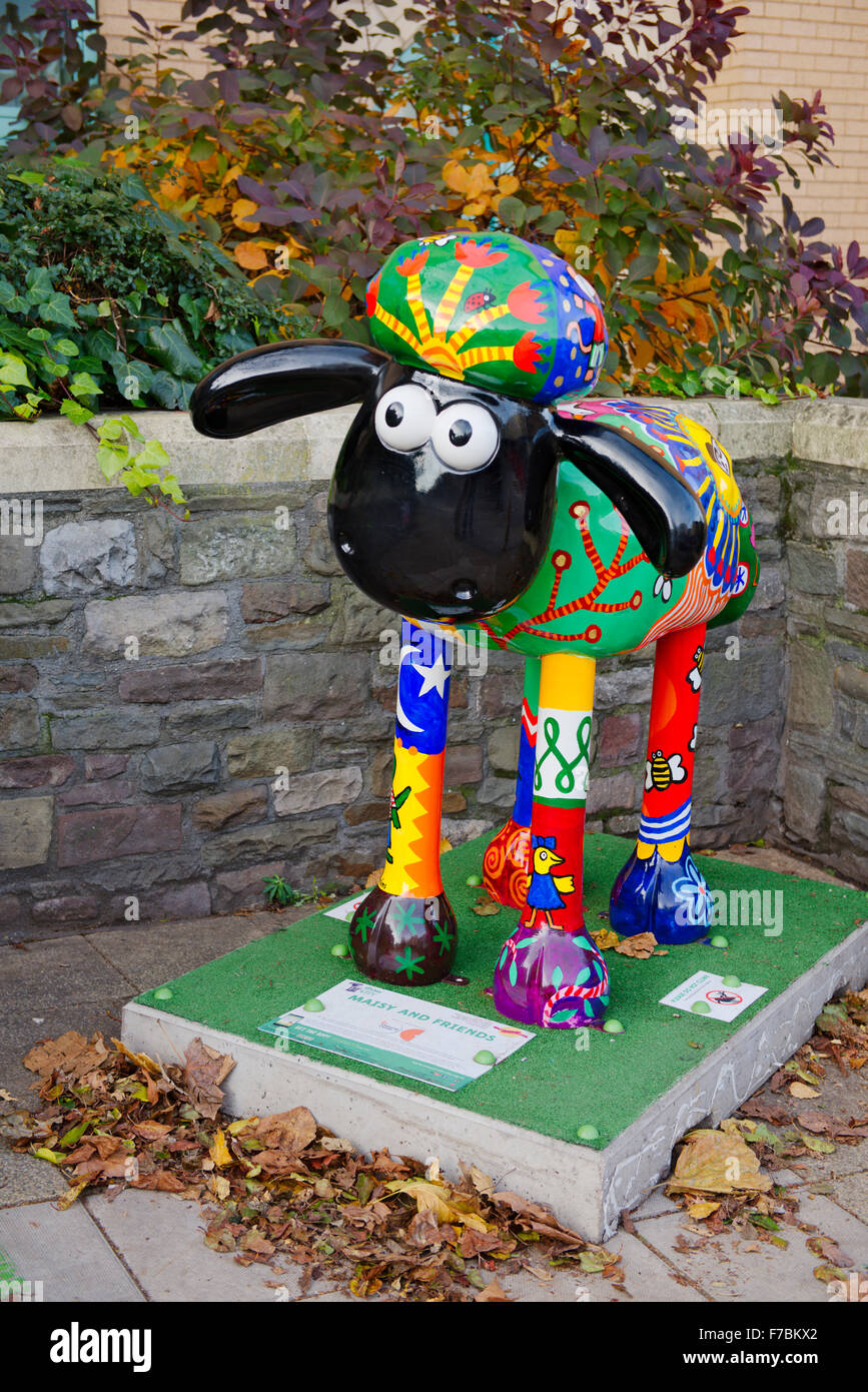Dans la ville de Shaun le mouton Maisy et amis sculpture à Bristol route de l'art d'amasser des fonds pour les enfants le Banque D'Images