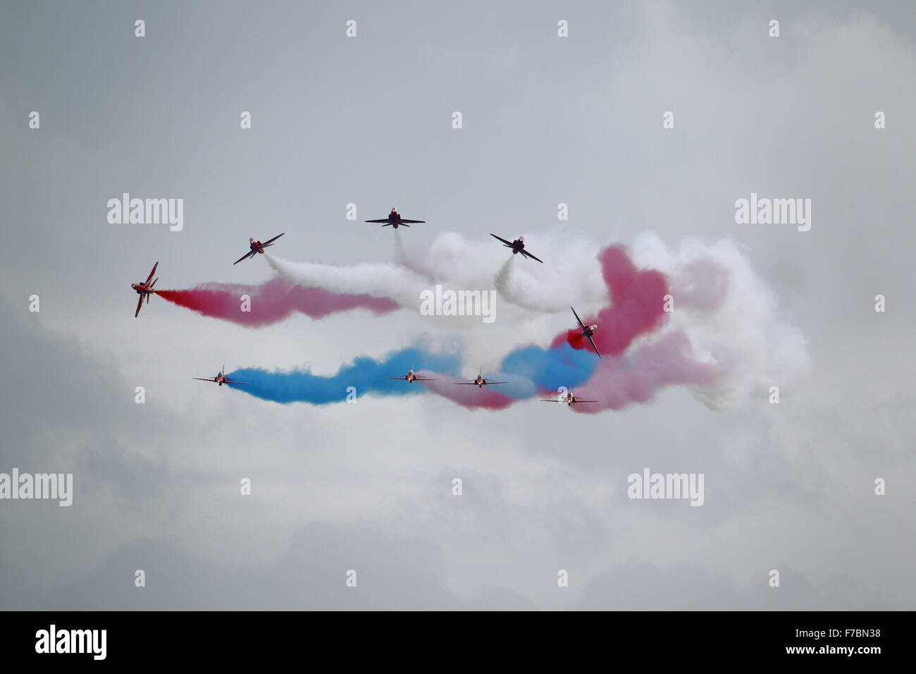 De l'équipe acrobatique de la RAF Les flèches rouges effectuer le 'break' Vixen au Bournemouth Air Festival 2014 avec un plan (2) Rouge Banque D'Images