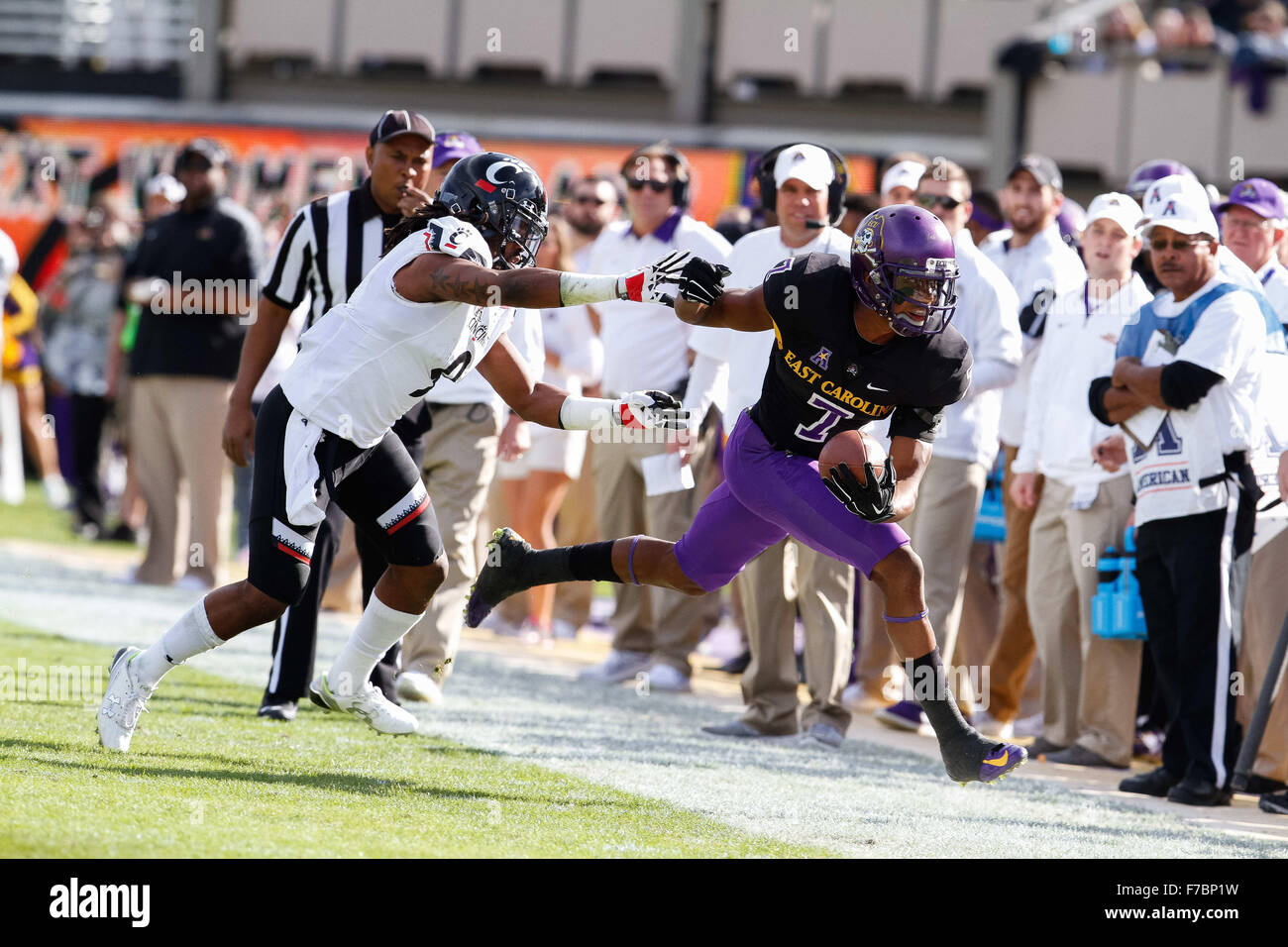 Greenville, NC, USA. 28 Nov, 2015. Le receveur Isaiah Jones (7) de l'East Carolina pirates s'exécuter hors des limites par Lévitique évoluait Payne (9) de la Cincinnati Bearcats dans le premier trimestre de la NCAA Football match-up entre les Bearcats de Cincinnati et l'East Carolina Pirates à défraîchie Ficklen Stadium à Greenville, NC. Scott Kinser/CSM/Alamy Live News Banque D'Images