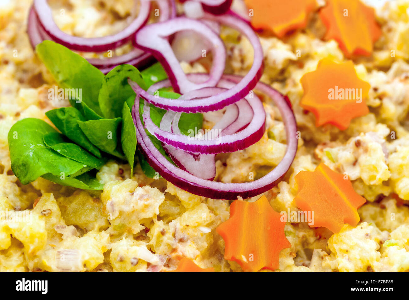 Salade de pommes de terre garni d'oignons plat tchèque traditionnel pour le dîner de Noël Banque D'Images