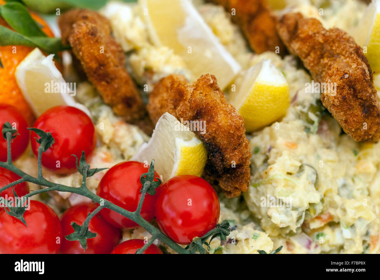 Salade de pommes de terre avec escalopes viennoises et un morceau de citron, tomates cerise plat tchèque traditionnel pour le dîner de Noël Banque D'Images