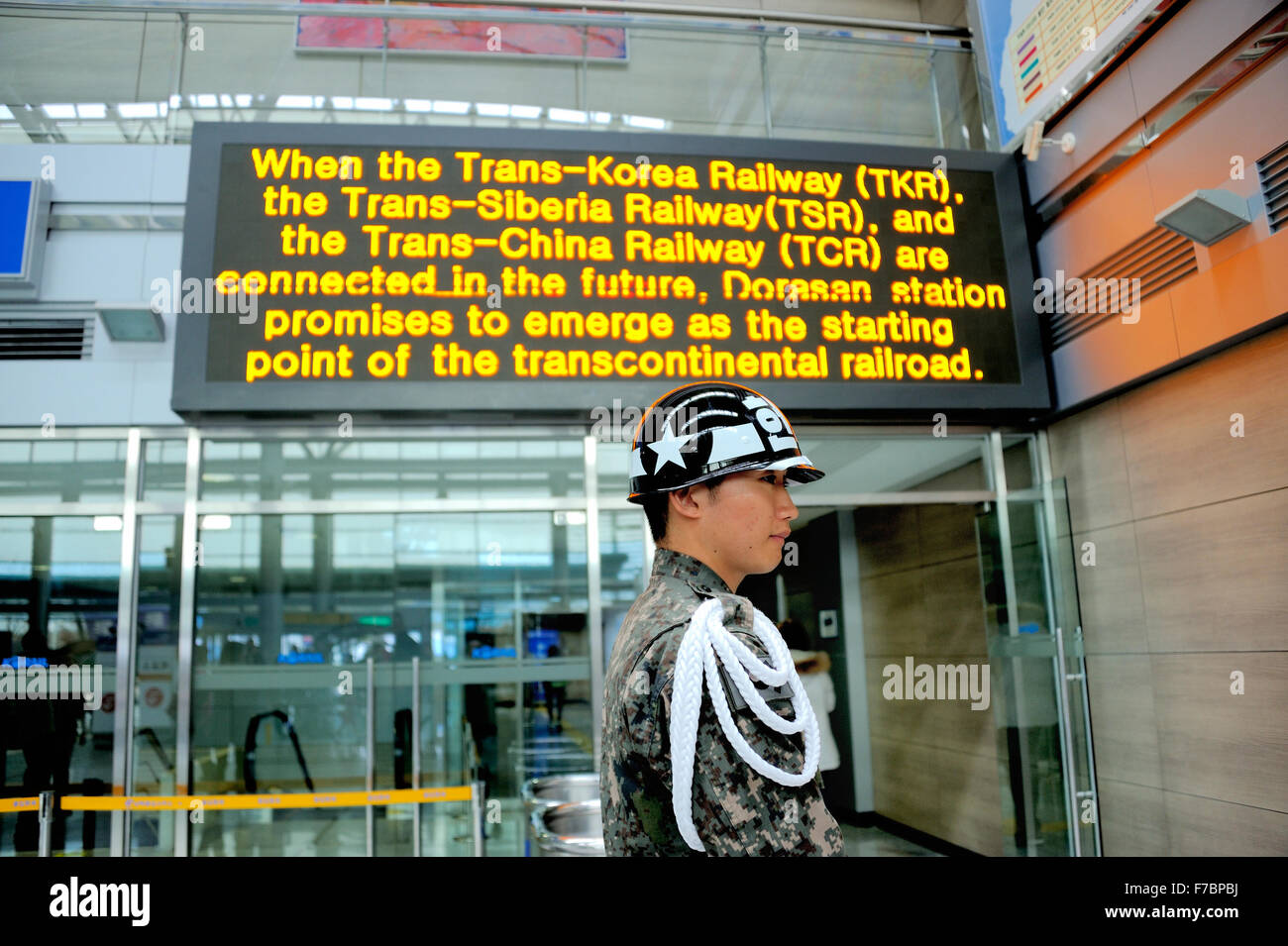 Dorasan, Corée du Sud - le 14 novembre 2015 : soldat à la gare de Dorasan dans la zone démilitarisée DMZ sur la ligne Gyeongui Banque D'Images